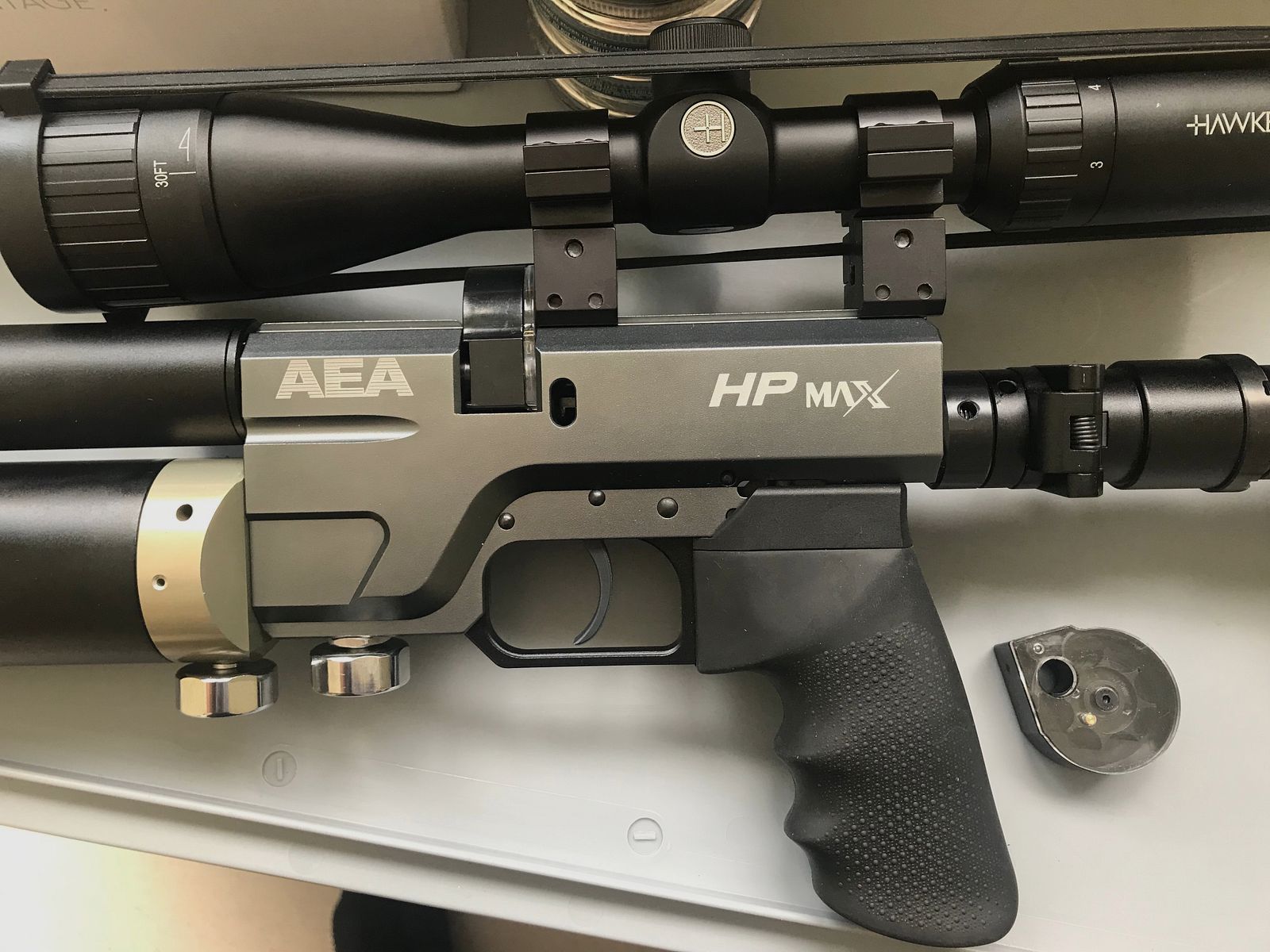 AEA HP-MAX 1ère génération .35/9mm – seulement 30 coups tirés – ensemble complet avec Hawke Vantage 3-9x40, silencieux, kit d'exportation et environ 200 projectiles Grisley