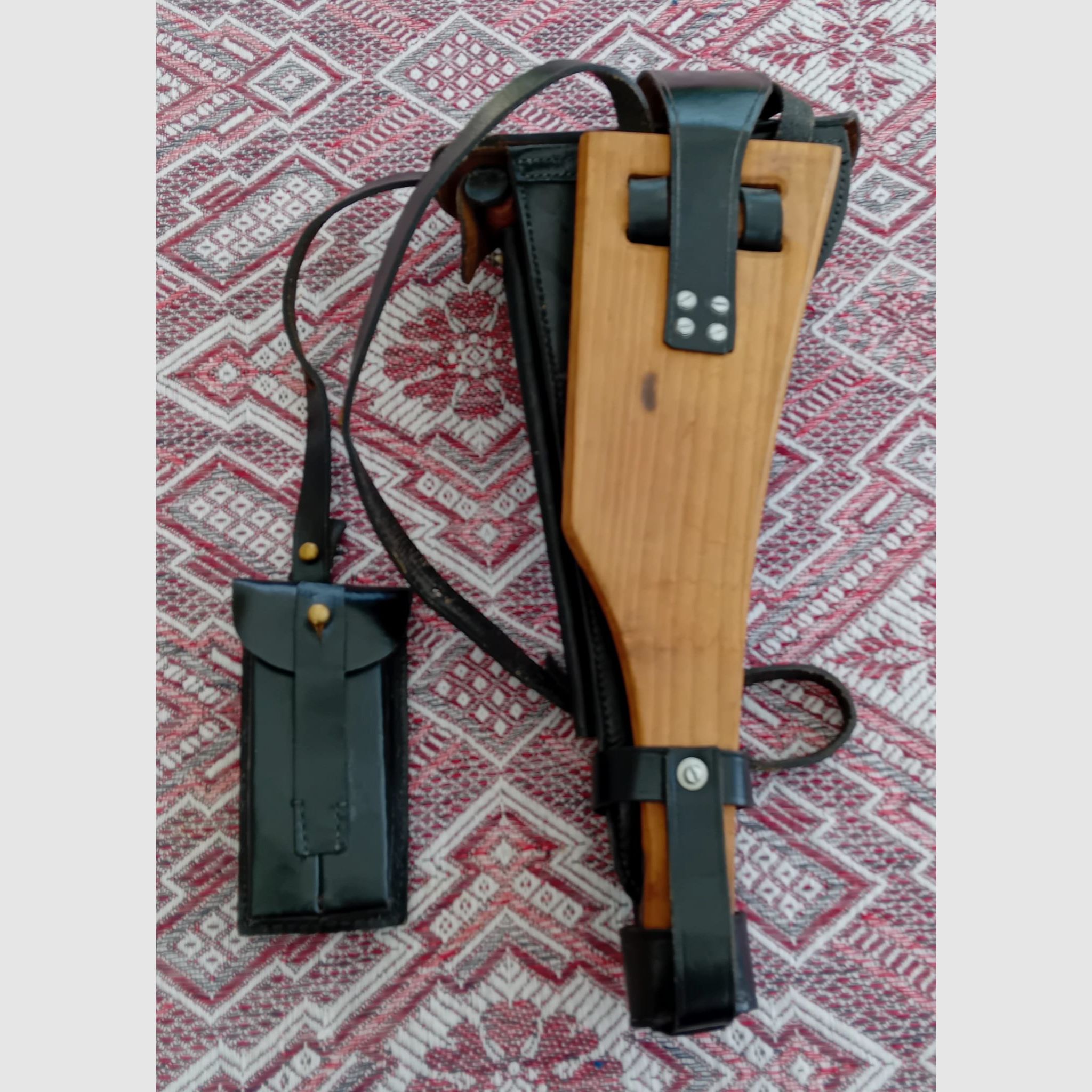 Crosse avec holster ARI P08