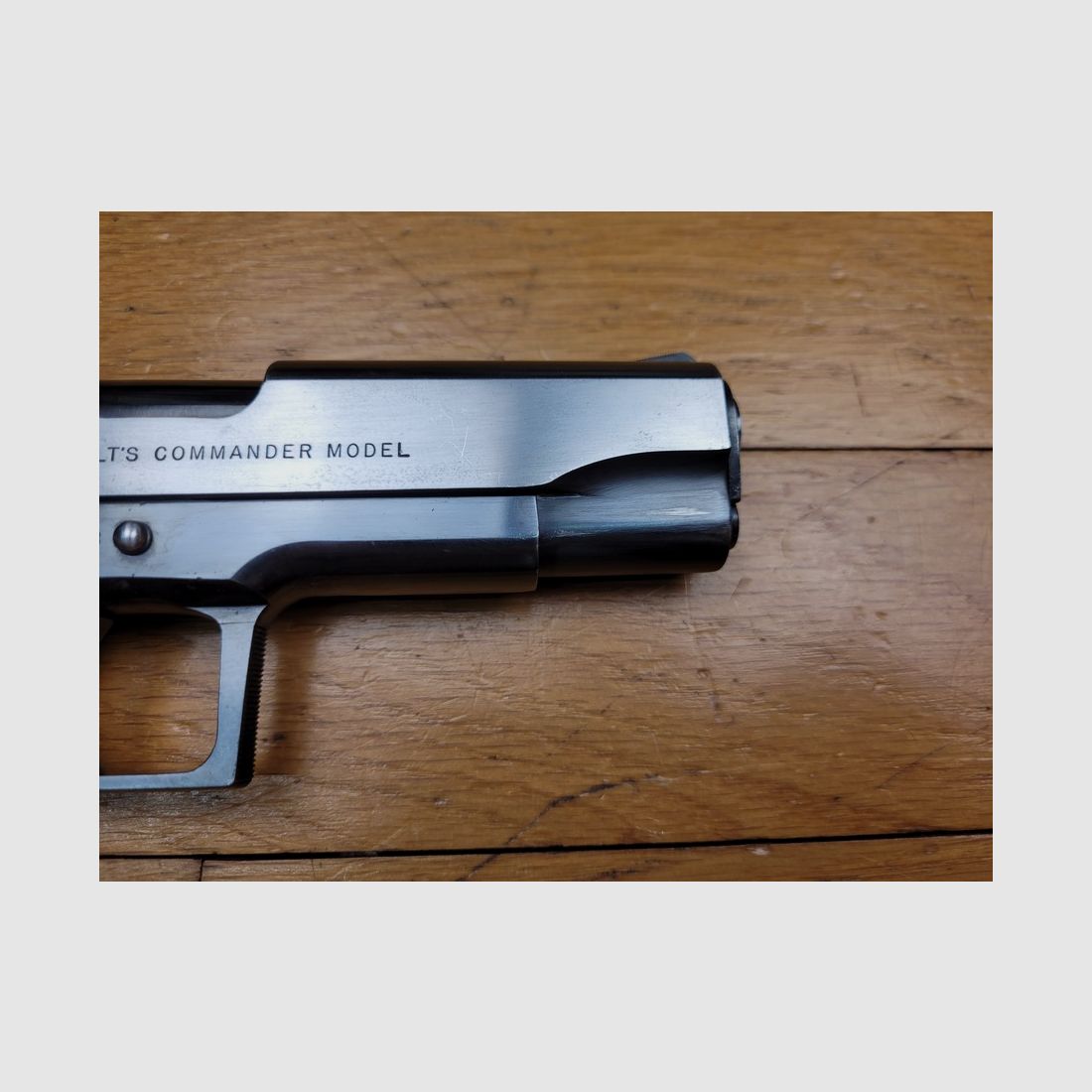 Seltene Colt Commander 45 ACP – wunderschöne originale Dual Tone Blue-Finish – MK IV Serie 70 – hergestellt um 1982 – Pachmayr-Griffschalen – 4 ¼ Zoll Lauf – quadratischer Abzug – verstellbarer Abzug – Colt-Qualität auf höchstem Niveau – TBE++, Bild 15 von 18