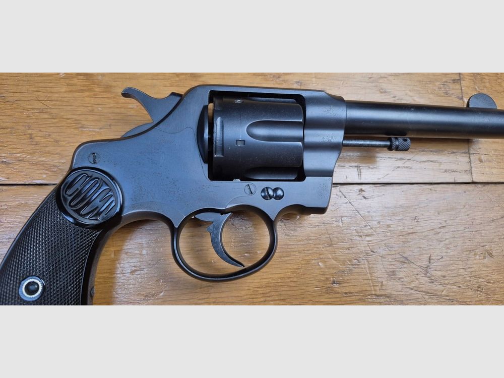 Sehr schöner Revolver Colt 1895 – Ikonisches Modell mit kippbarem Trommel und gegen den Uhrzeigersinn drehend – Kal. 38 LC – Waffe von Hartford 1907 – Trommel mit verengten Kammern – Eines der letzten Produkte – Sehr gute Mechanik – Ausgezeichneter Lauf – Originalgriffschalen – Seltene Waffe – Kategorie D – Sehr guter Zustand – TBE+, Bild 20 von 22