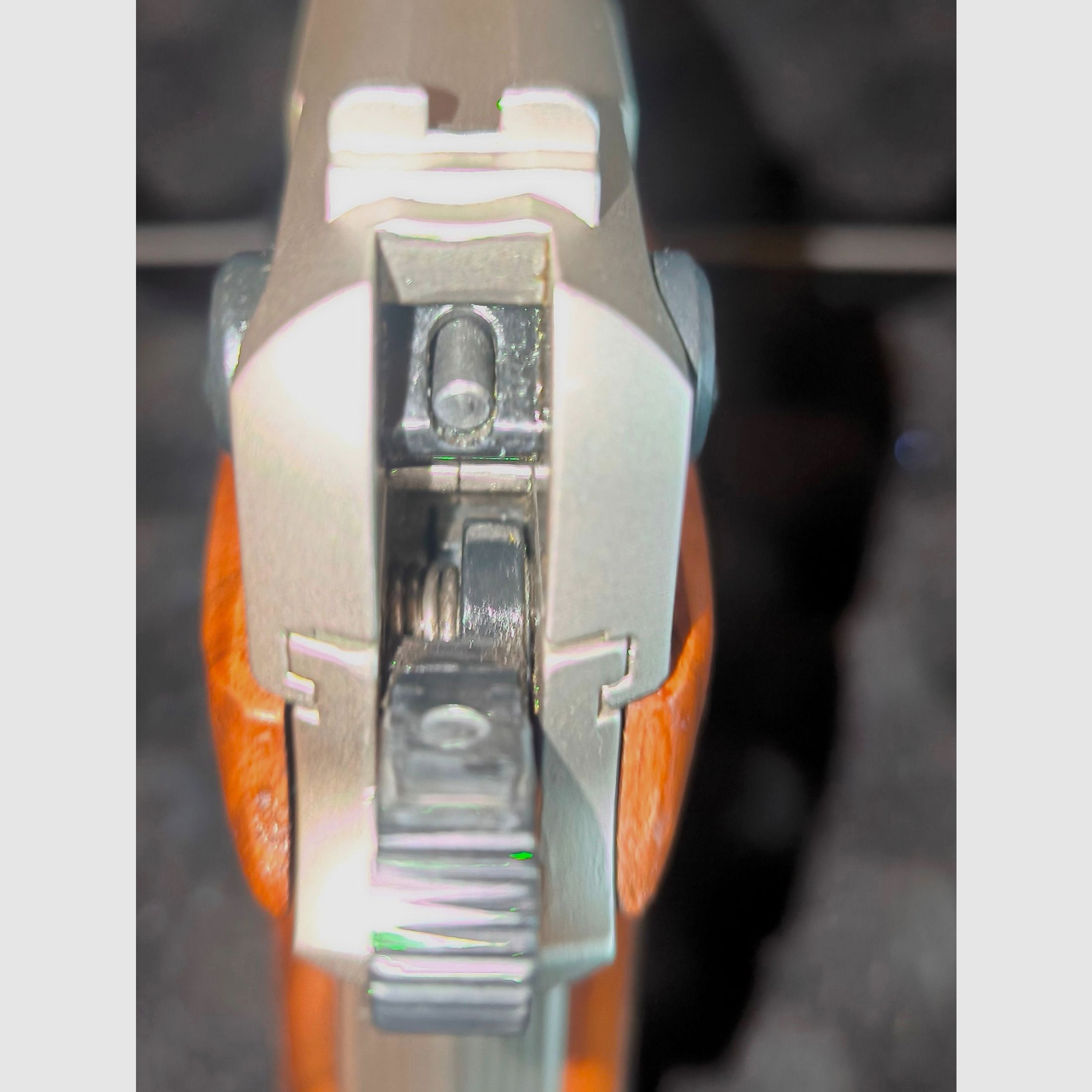 ⚠️ Atención coleccionistas de armas Walther - Pieza de vitrina - Walther P88 Compact Nickel con empuñaduras de madera y decoraciones en las empuñaduras de madera, PTB 764, calibre 9mmPAK, Solo se disparó un cargador para prueba y en estado funcional y óptico impecable, ¡como nuevo!!!