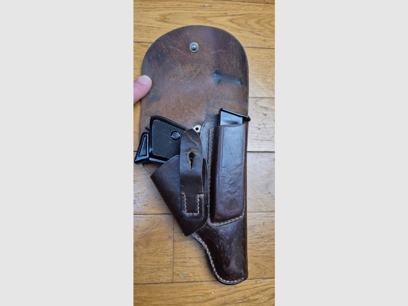 Sehr schöne und seltene Walther PPK von Manurhin unter exklusiver Lizenz von Walther – Kaliber 22LR (sehr selten) – Wunderschöne Brünierung – Wahrscheinlich Polizeitrainingswaffe – 2 Magazine mit 10 Schuss, davon eines mit Fingerverlängerung – Entspannungs-Sicherung – Spiegel-Lauf – Etui mit Aufdruck der bayerischen Polizei – Riemenring – Zustand nahezu neu! TBE+++, Bild 30 von 30