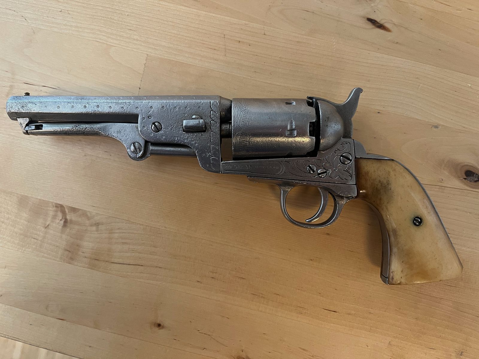 Il ponte di Brooklyn 1849 Colt Pocket Brevete Revolver