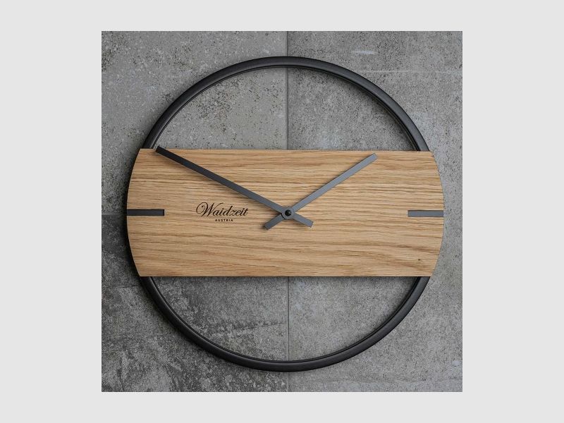 Wanduhr Novum aus Eichenholz