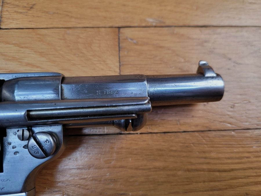 Beau revolver réglementaire Modèle 1873 – calibre 11mm73 – intégralement mono matricule – encore du jaune paille d&rsquo;origine ! – MAS en 1882 – Bonne mécanique et très beau canon – Très bel état, image 7 sur 31