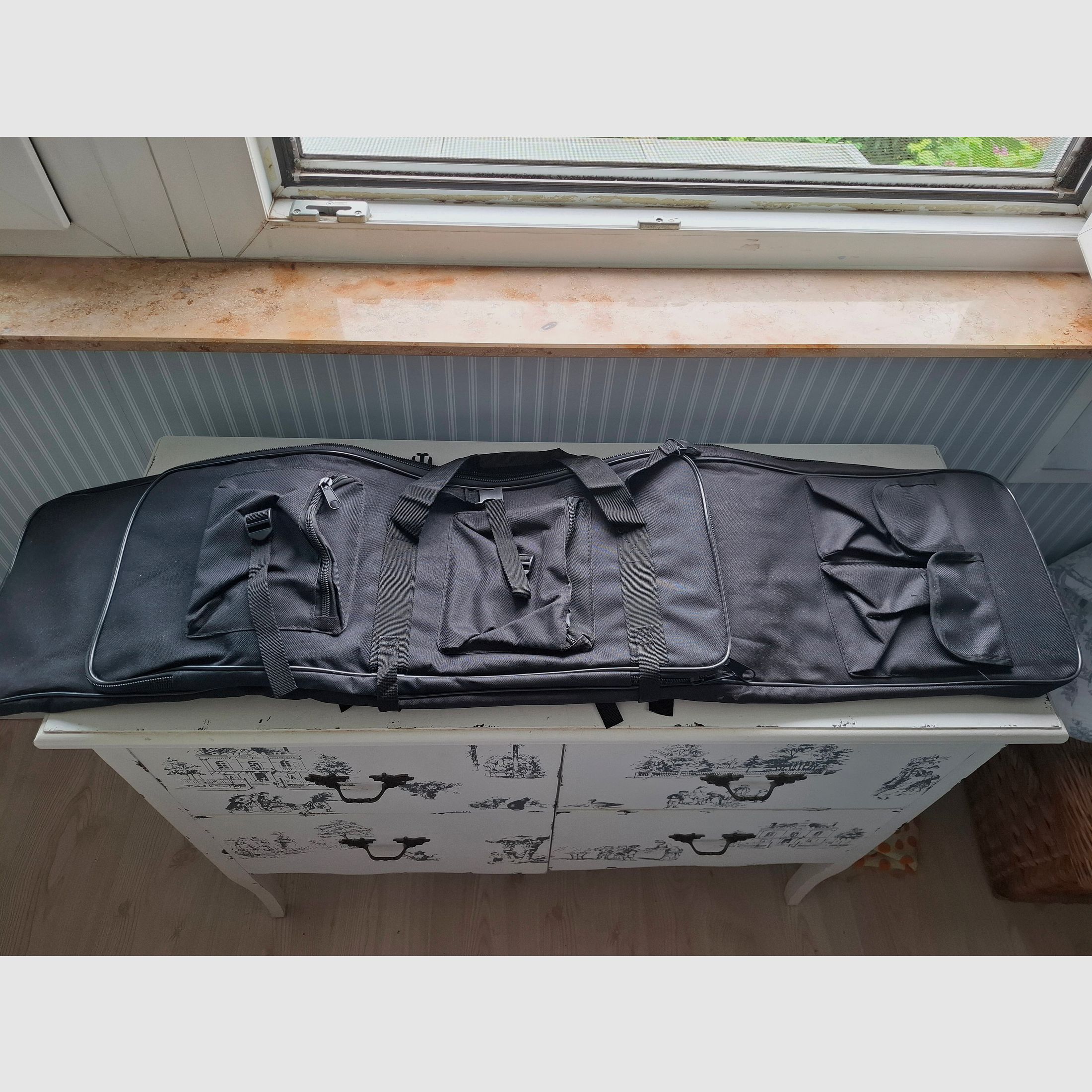 Geweertas gepokstert. Met schouderriem enz.