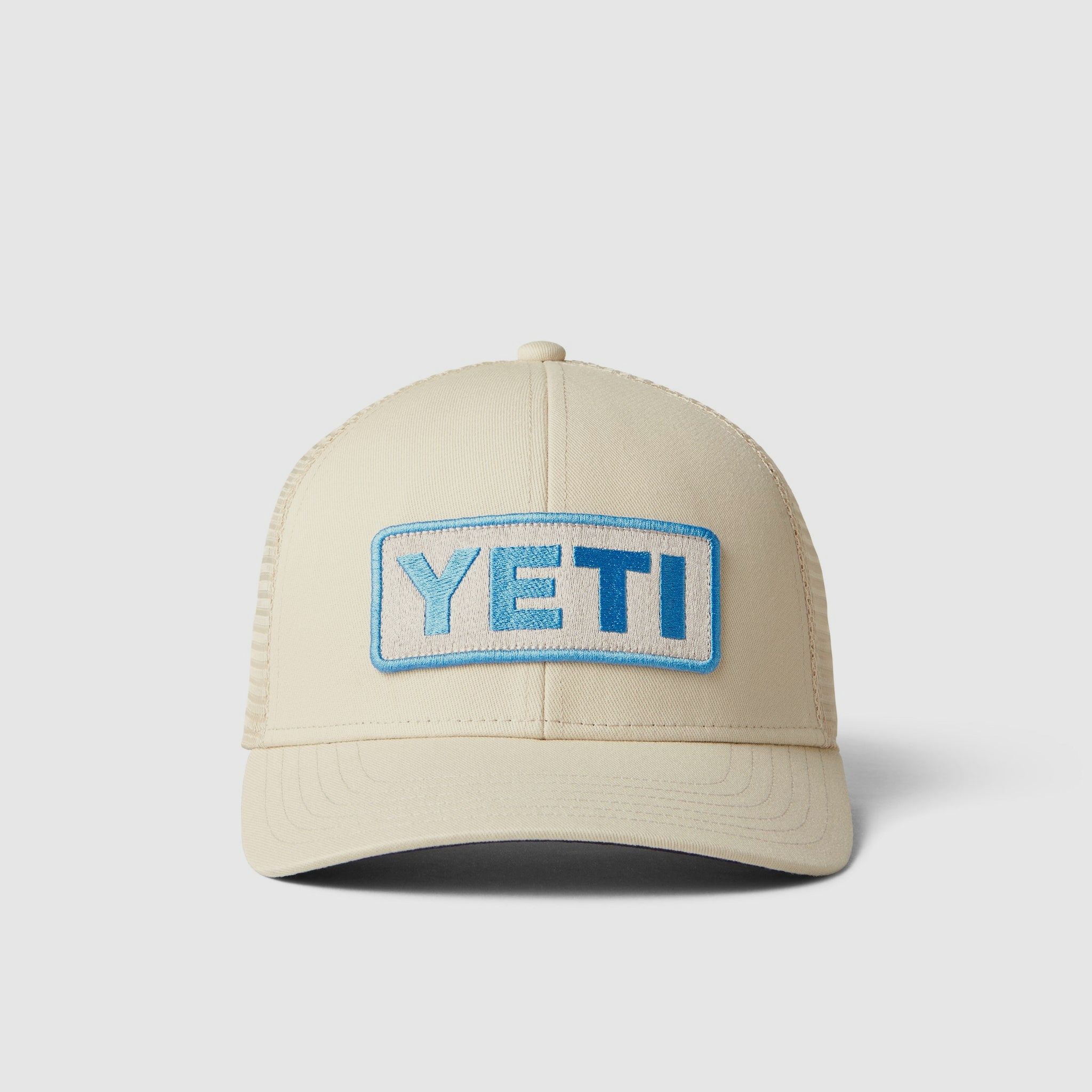 YETI LOGO BADGE S22 TRUCKER CAP Cream