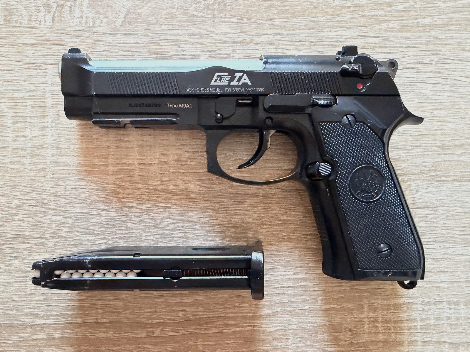 Pistolet airsoftowy KJW Beretta M9A1 z magazynkiem gazowym