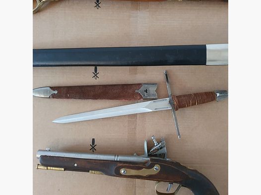 Konvolut Degen, Steinschlosspistole, Dolch, Gewehr
