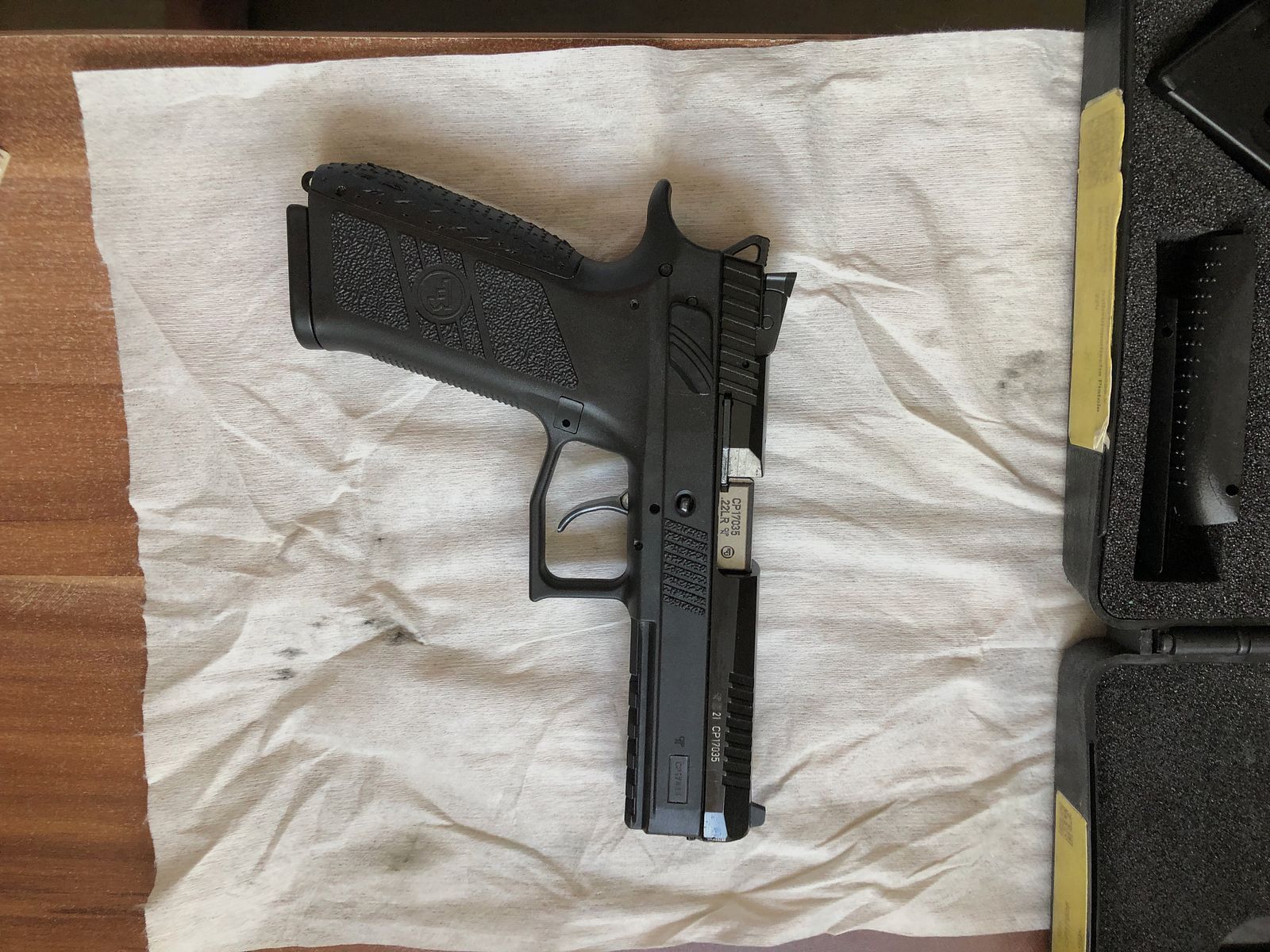 CZ P-09 Kaliber 22 lfb te koop en een sportpistool IZH-35M, als cadeau erbij!