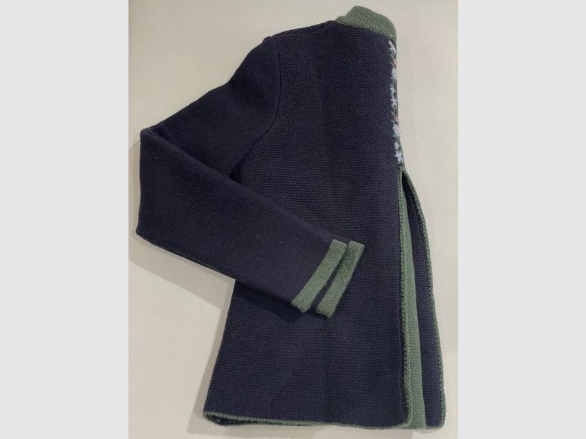 Damen Strickjacke mit Falte aus Merinowolle in Dunkelblau mit Blumen, Bild 1 von 2