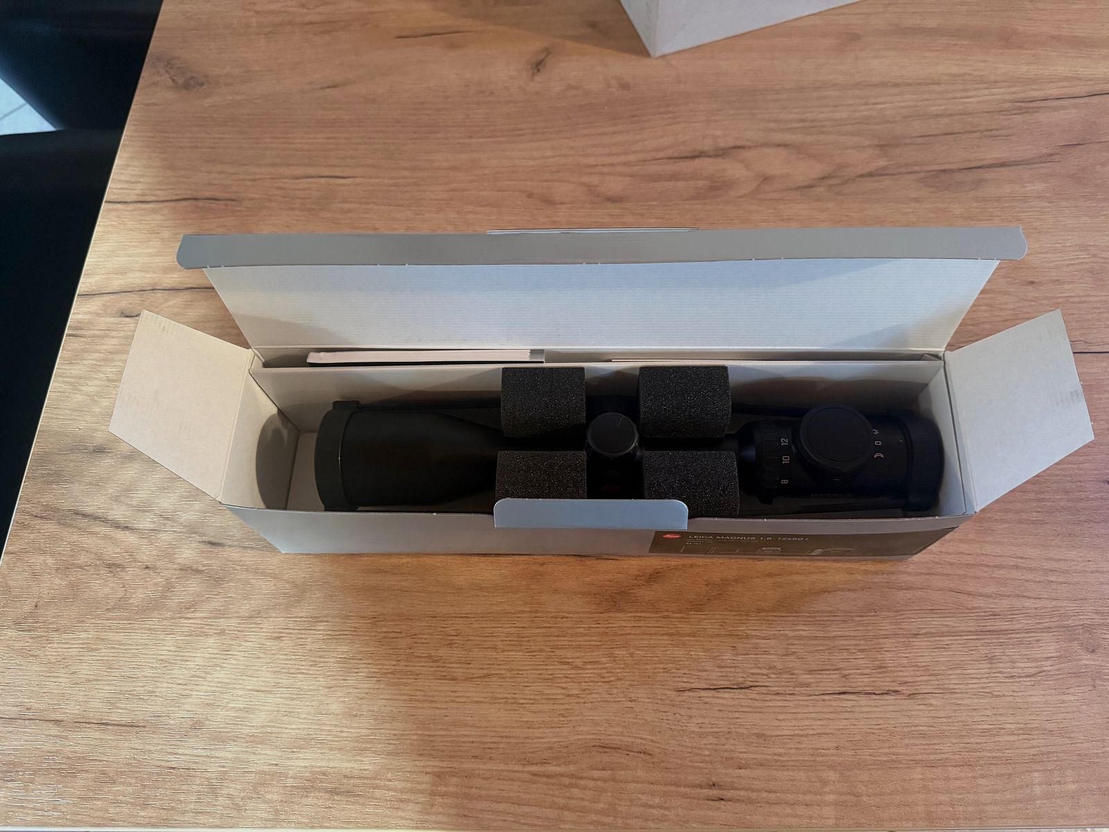 Leica Magnus 1,8-12x50 i, con guida