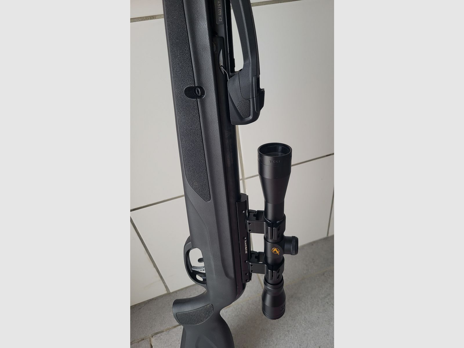Luftdruckgewehr 4,5 mm mit Zielfernrohr – neuwertig, ideal für Sportschützen