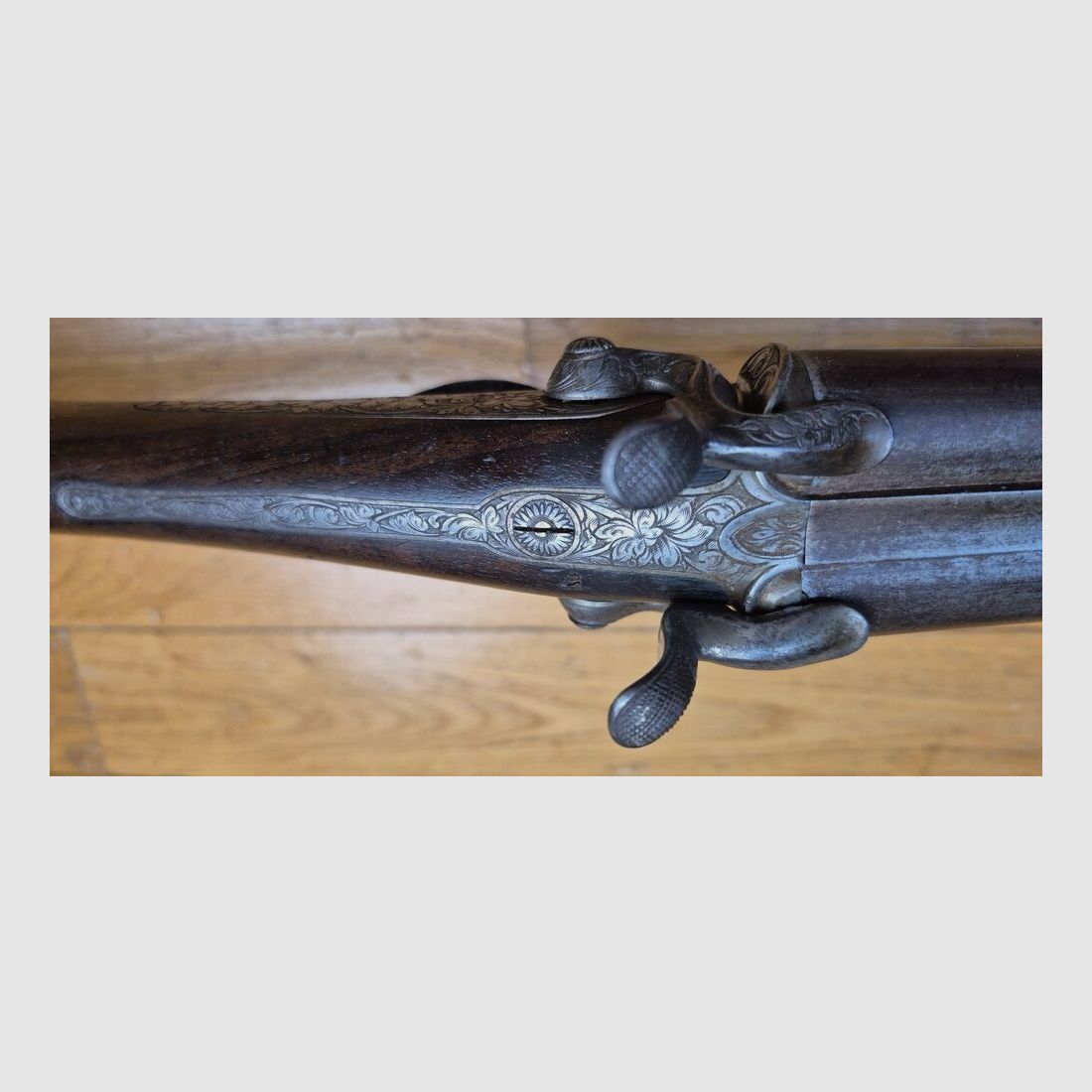 Sehr schönes Seitengewehr – Signiert auf der Laufbande „Maison de l’Inventeur Lefaucheux – 37 rue Vivienne in Paris“ – Wunderschöne Damaschusläufe – Kal. 16 – Brünierung bei 85% – Wunderschöne Gravuren an Beschlägen und Teilen – Alle Schrauben guillochiert – Schaftplatte aus Ebenholz – Sehr schönes rotes Nussbaumholz – Ausgezeichneter mechanischer Zustand – Kein Spiel – Läufe innen noch sehr sauber trotz alter Oxidation – Und ein „ECHTER“ Lefaucheux! – Waffe in TBE insgesamt – TBE, Bild 23 von 47