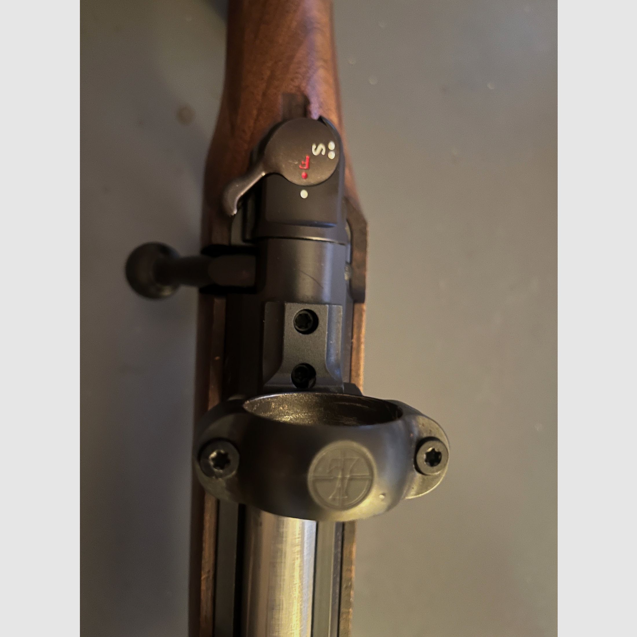 Mauser M12 culata de madera, calibre 30-06 con rosca en la boca y cerrojo manual, arma muy bonita.