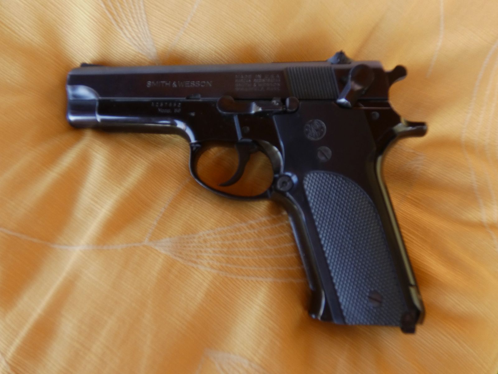 S&W pistol, 9mm Luger