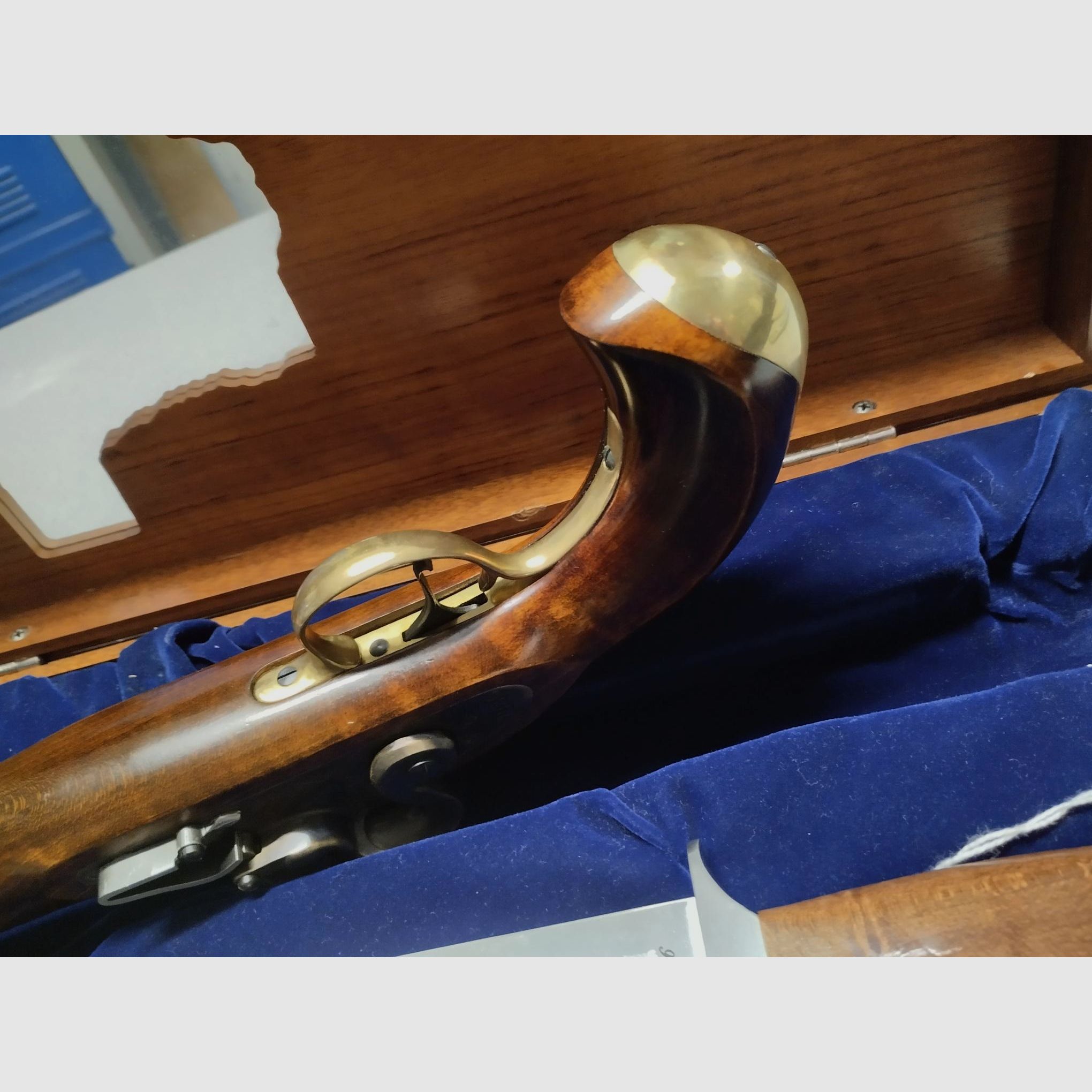 Bardzo ładne pudełko Pedersoli Alamo 1836 z pistoletem na kapiszony Navy Moll kal. 45 + nożem Bowie, w stanie nowym!