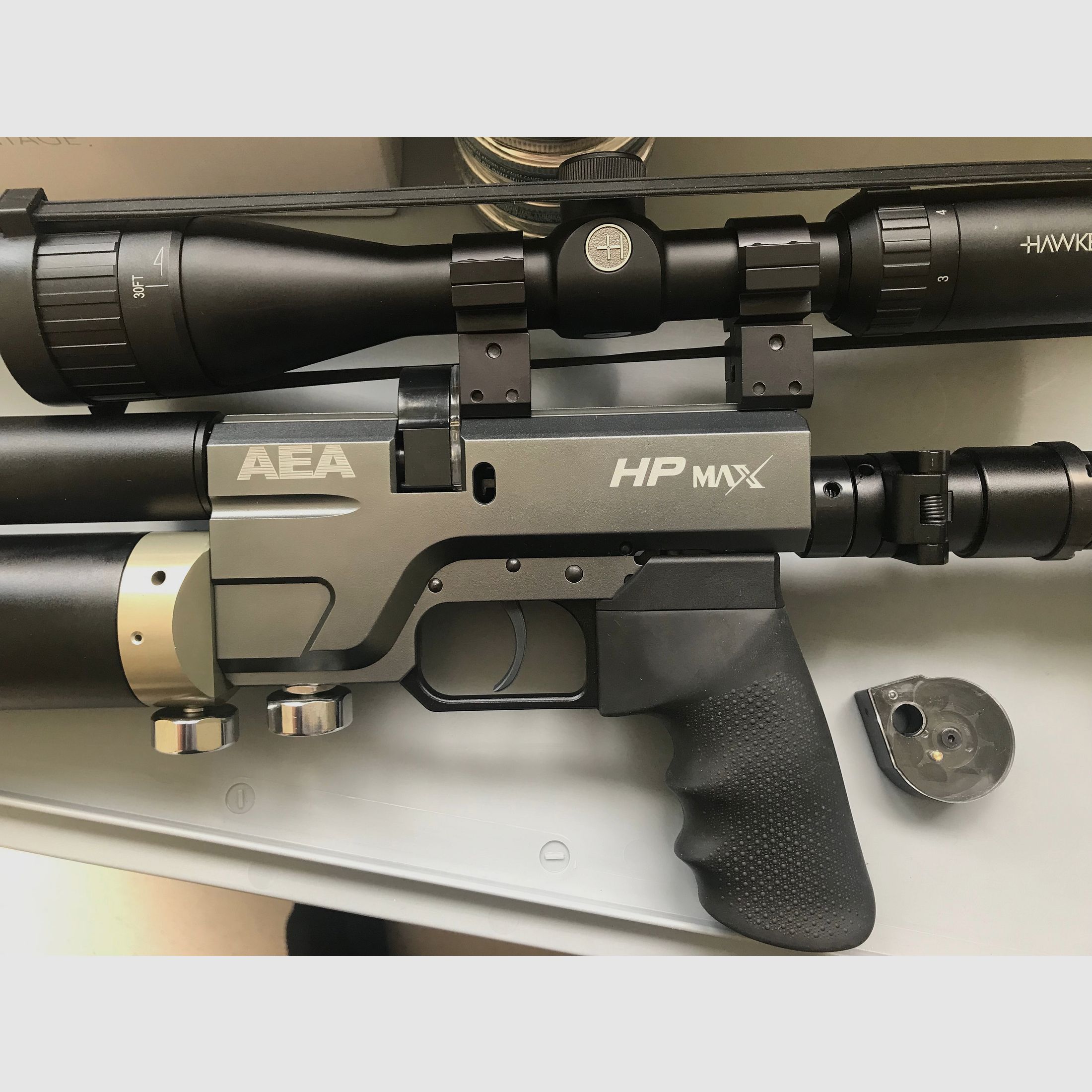 AEA HP-MAX 1ère génération .35/9mm – seulement 30 coups tirés – ensemble complet avec Hawke Vantage 3-9x40, silencieux, kit d'exportation et environ 200 projectiles Grisley