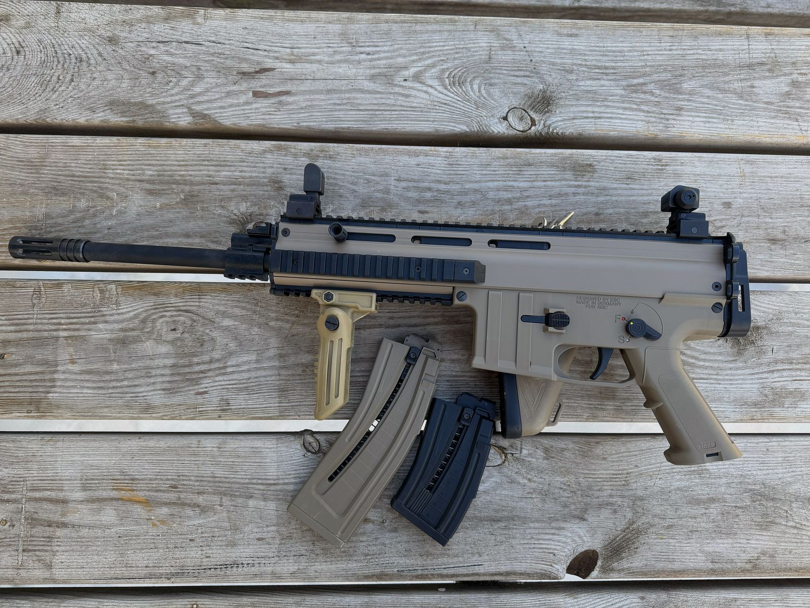 Carabina de auto-carga, ISSC MK22 desierto estándar MFD, .22lr.