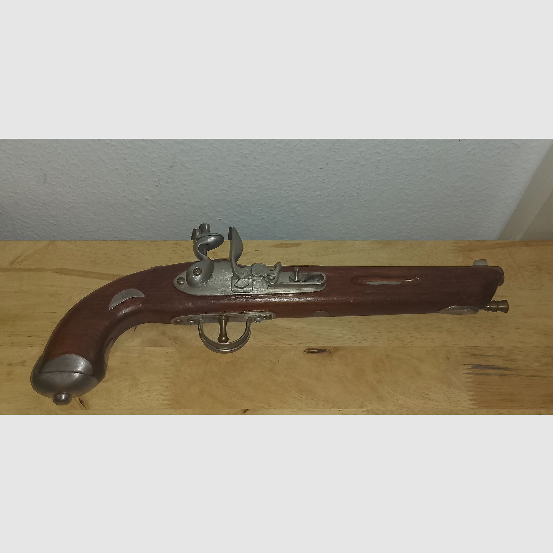 Rareza de pistolas de decoración, hecho a mano de latón, estaño y madera 58cm y 45cm
