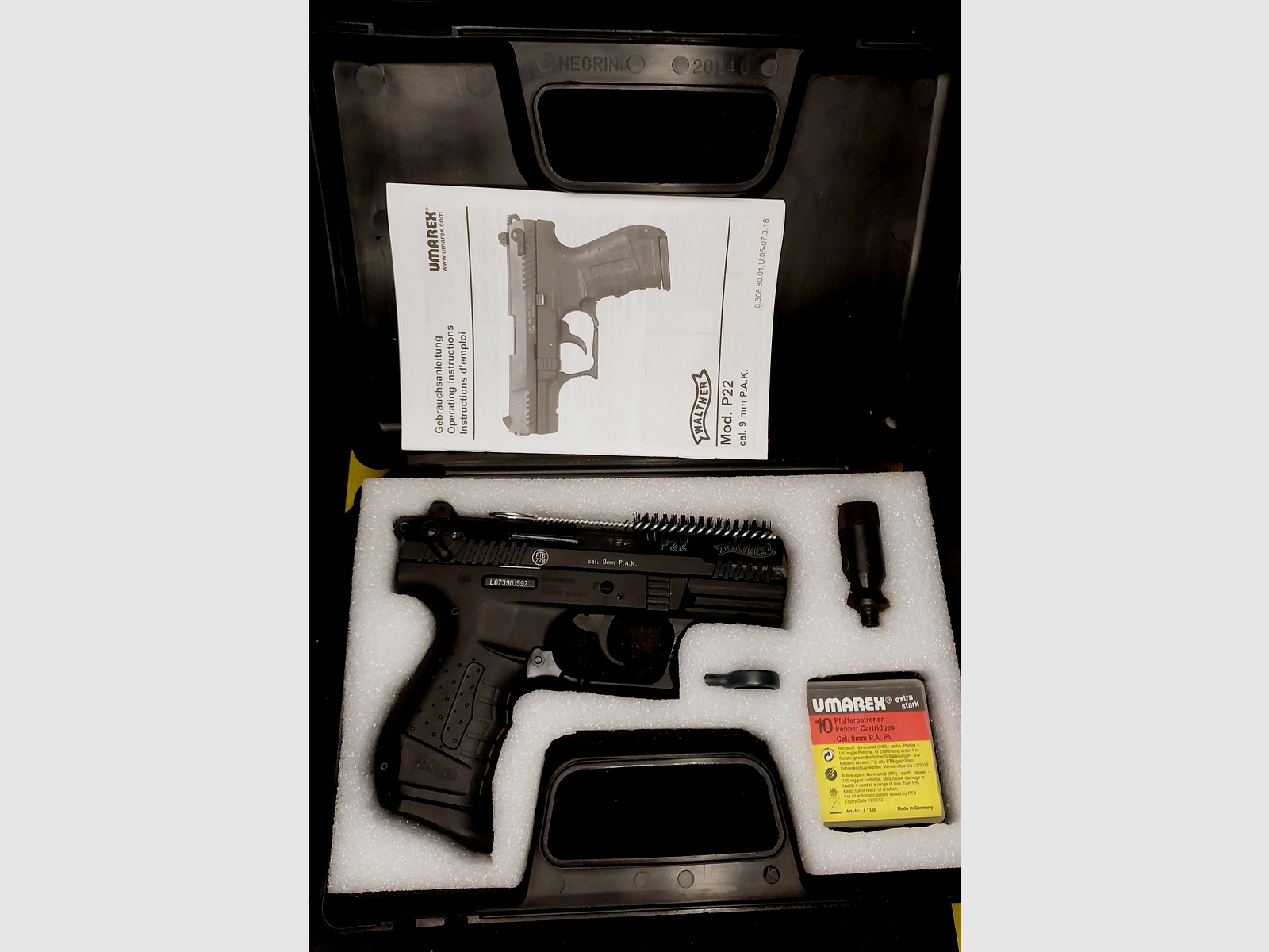 Walther P22 (P 22 Classic) Schreckschuss Pistole 9mm P.A.K. schwarz (PTB 778) mit Swiss Arms Gürtelholster