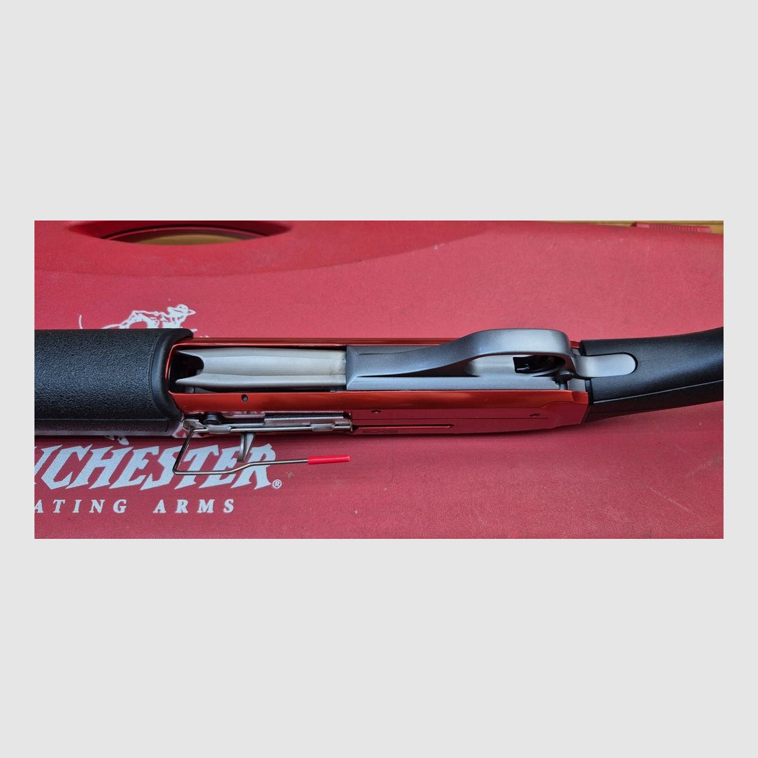 Sehr schönes Selbstladeflinte Winchester SX3 „Signature“ / Raniero Testa – Kal. .12/76 – 4+1 erweiterbar auf 10 – 5 Chokes (!) zum Modell (Herstellung Briley) – Verstellbare Schaftkappe – Mechanischer Zustand ausgezeichnet – Ästhetischer Zustand nahezu neu – Sehr schöner Spiegel-Lauf – Achtung Kategorie B 2°) e) Schießlizenz erforderlich – TBE++, Bild 15 von 37