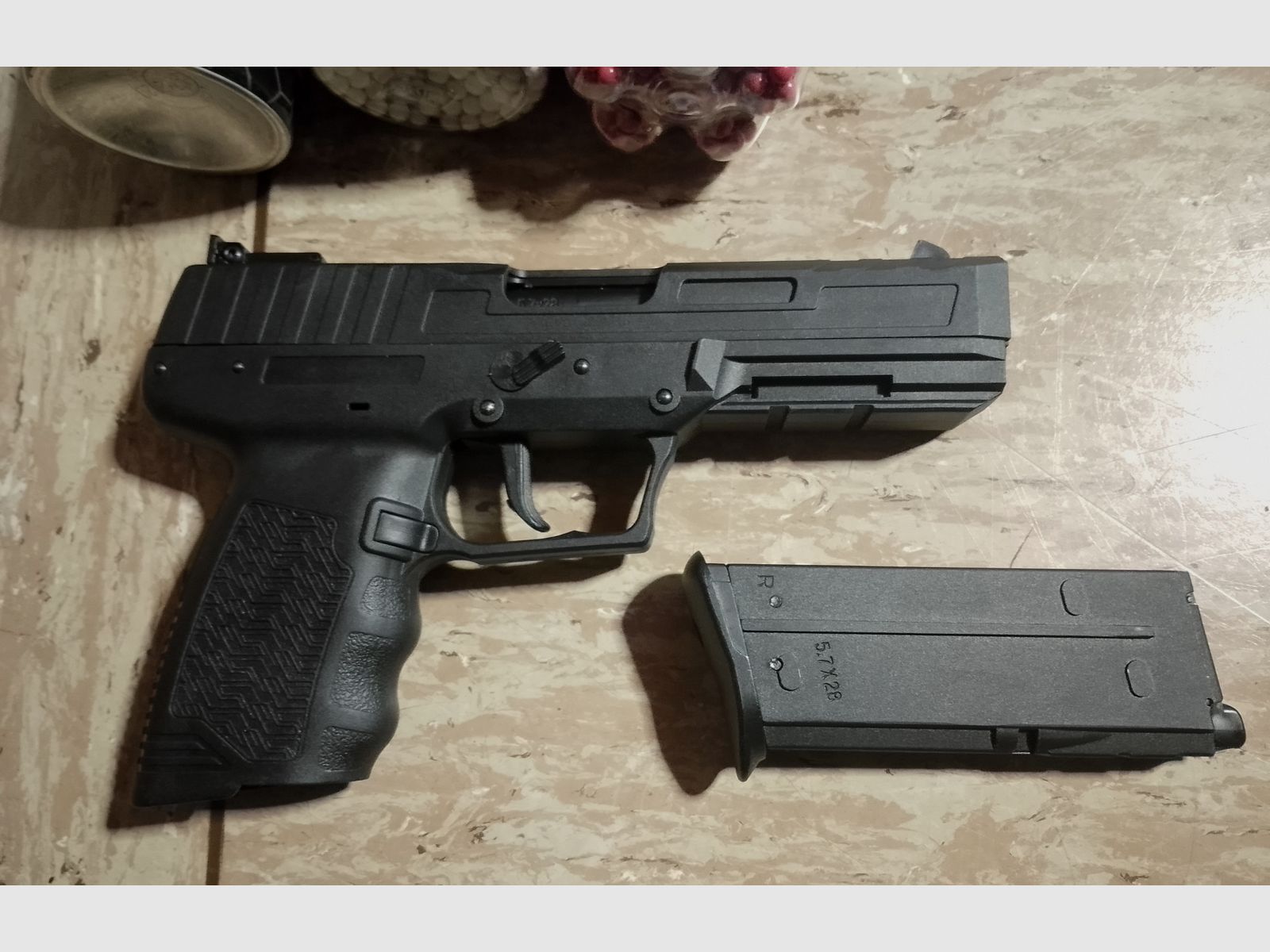 Kli Maverick GBB Gas Blow Back Airsoft Pistole mit Zubehör Greengas + Stahl + 0,20g H&K + ASG  BB's Set 