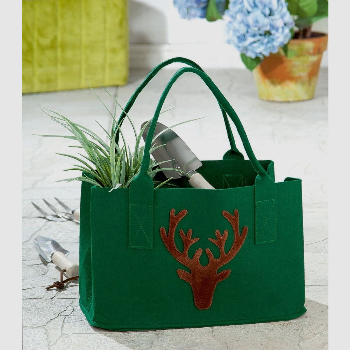 Guild felt bag with stag head