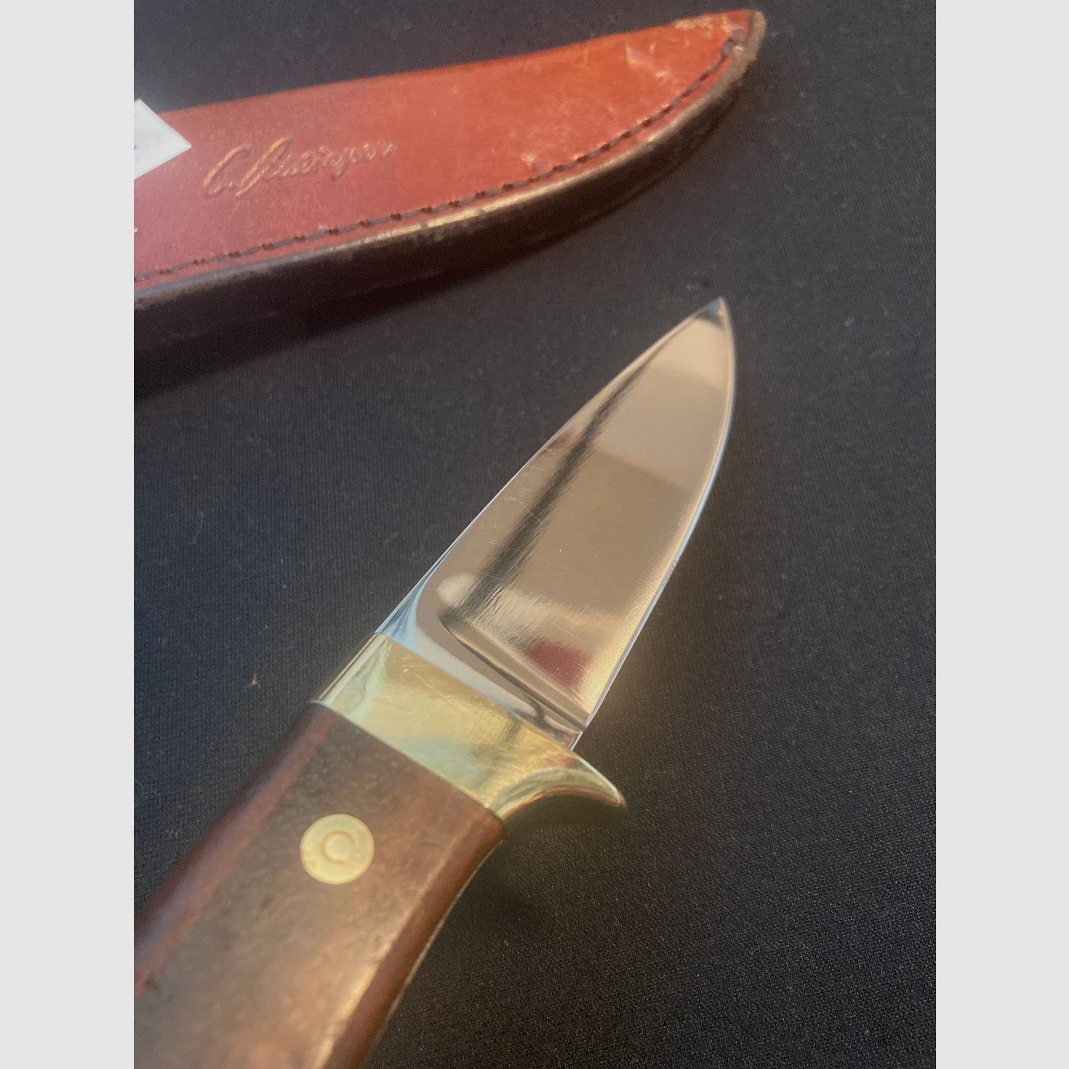 Gürtelmes, houten handvat, messing beslag, leren schede, jachtmes 41