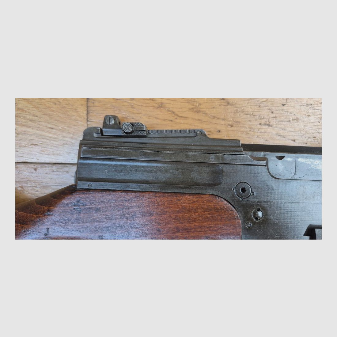 Schönes und sehr seltenes Selbstladeflinte MAS 49-56 – Originalkaliber 7,5 x 54 MAS – Mythische Waffe – Sehr gute mechanische Funktion – Schöner Lauf mit klaren Zügen – Guter ästhetischer Zustand – zwei 10-Schuss-Magazine – Nachtsicht- und Platzpatronenfunktion (selten) – Gewehrriemen – Seltene Waffe in TBE+, Bild 5 von 35