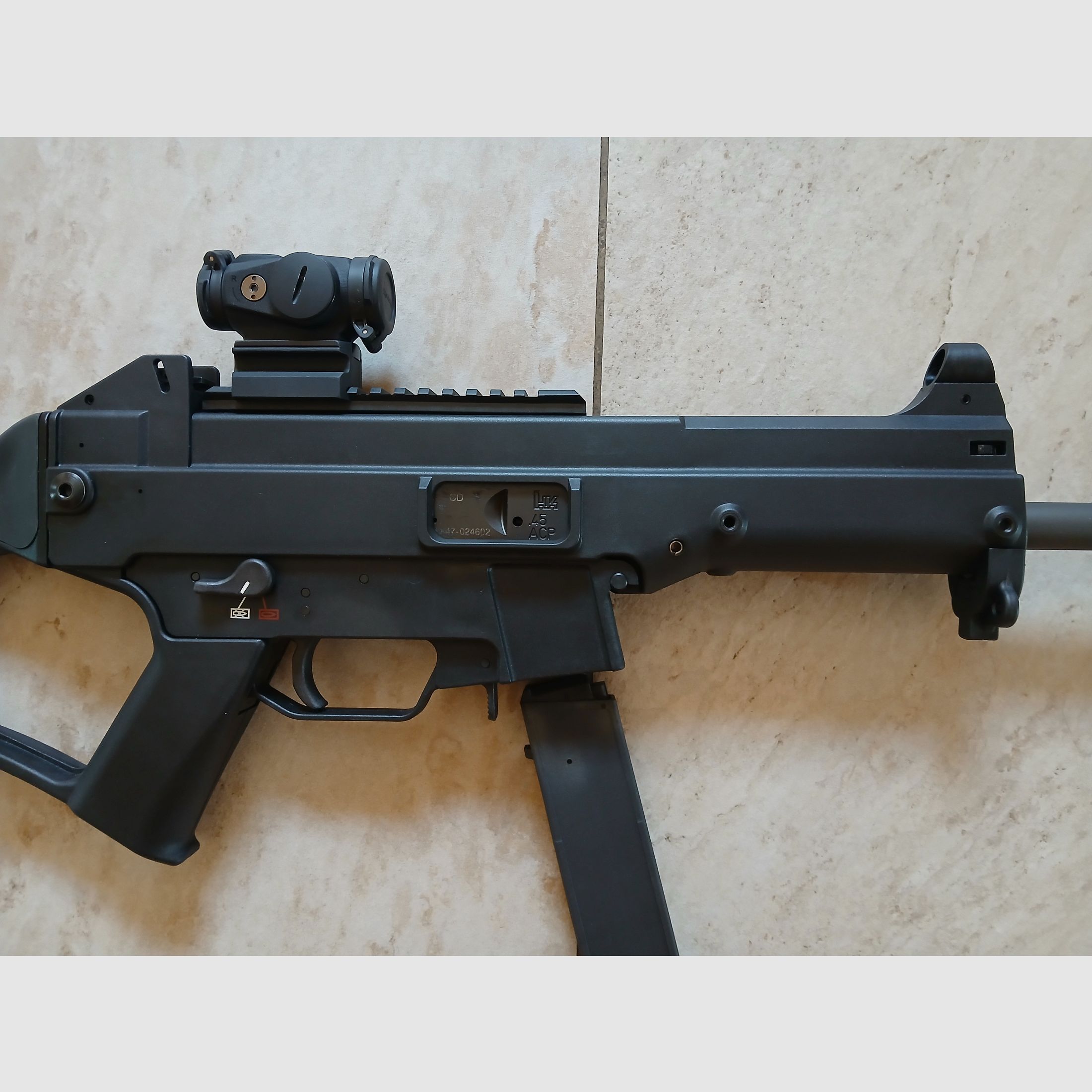 Heckler & Koch USC, Tasche, Munition und Aimpoint Dutry RDS