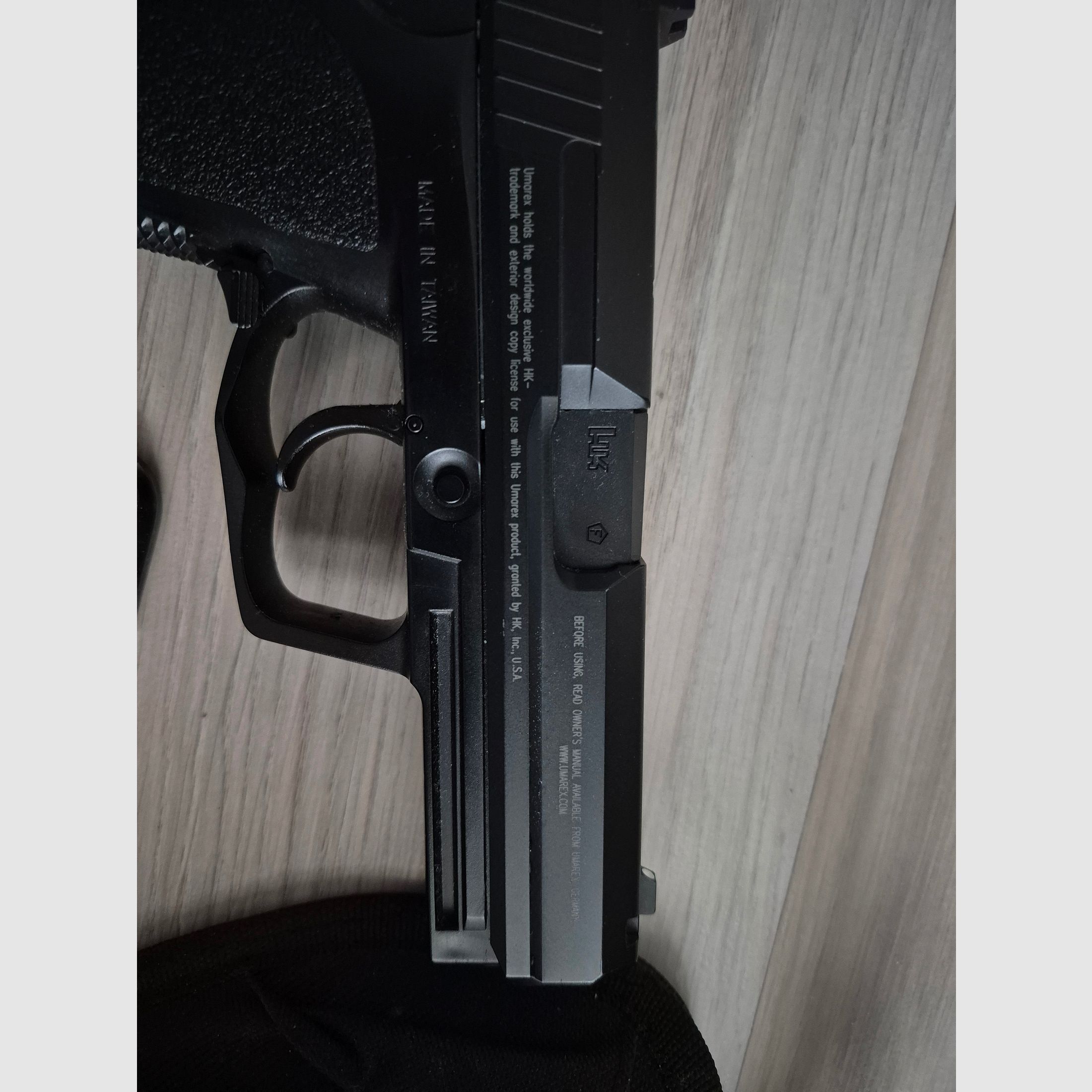 Heckler und Koch USP CO2 with accessories