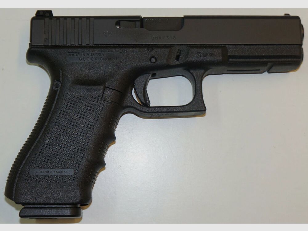 Glock pistol Glock 17 Gen4 in caliber 9mm Para (9x19) including accessories