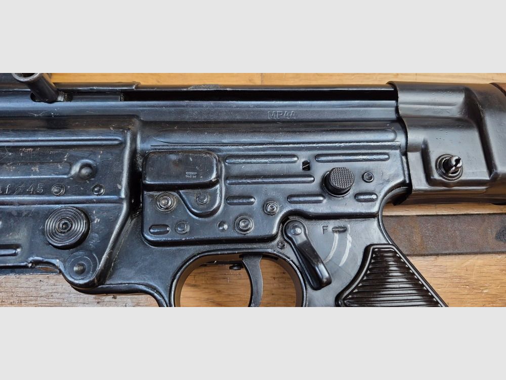 Mooie Sturmgewehr 44 – MP43 / MP44 / Stg44 – Erma-wapen uit 1945 – 1e aanvalsgeweer in de geschiedenis – Niet monomatrikuleert maar 100% uit de 2e wereldoorlog – Niet gereviseerd DDR / Joegoslavië – 2 originele 30-schots magazijnen – Zeldzaam en mythisch wapen in uitstekende staat – TBE+ – Categorie A2 – Export EXCLUSIEF, afbeelding 30 van 39