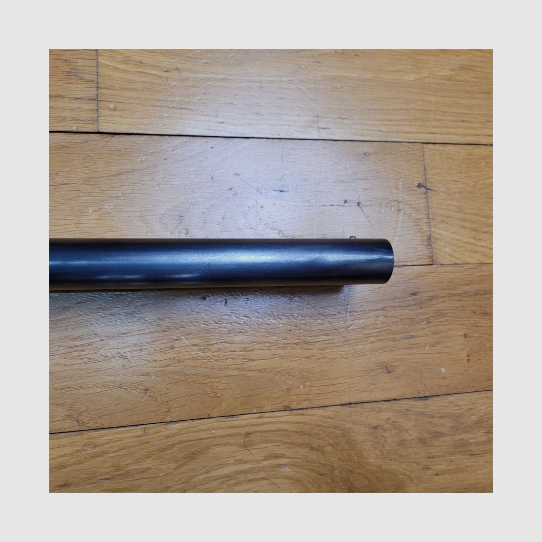 Sehr schönes Seitengewehr mit externen Hahn – In 12/70 – Von Victor Sarasqueta unter der Marke Ego – Echte Schlagplatten (!) – Hoher Verarbeitungsgrad – Pistolengriff mit Wiener Backe aus geöltem Nussbaum ohne die geringsten Makel – Große Reserve im Schlüssel – Spiegelkanonen mit perfekter Brünierung – Prüfung 1200 bar -Neuwertig, Bild 10 von 38