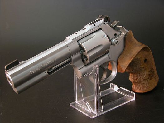 Smith & Wesson 686 -6 4" S&W LPA TXT vise noyer poignée .357 Mag finition satinée édition sécurité