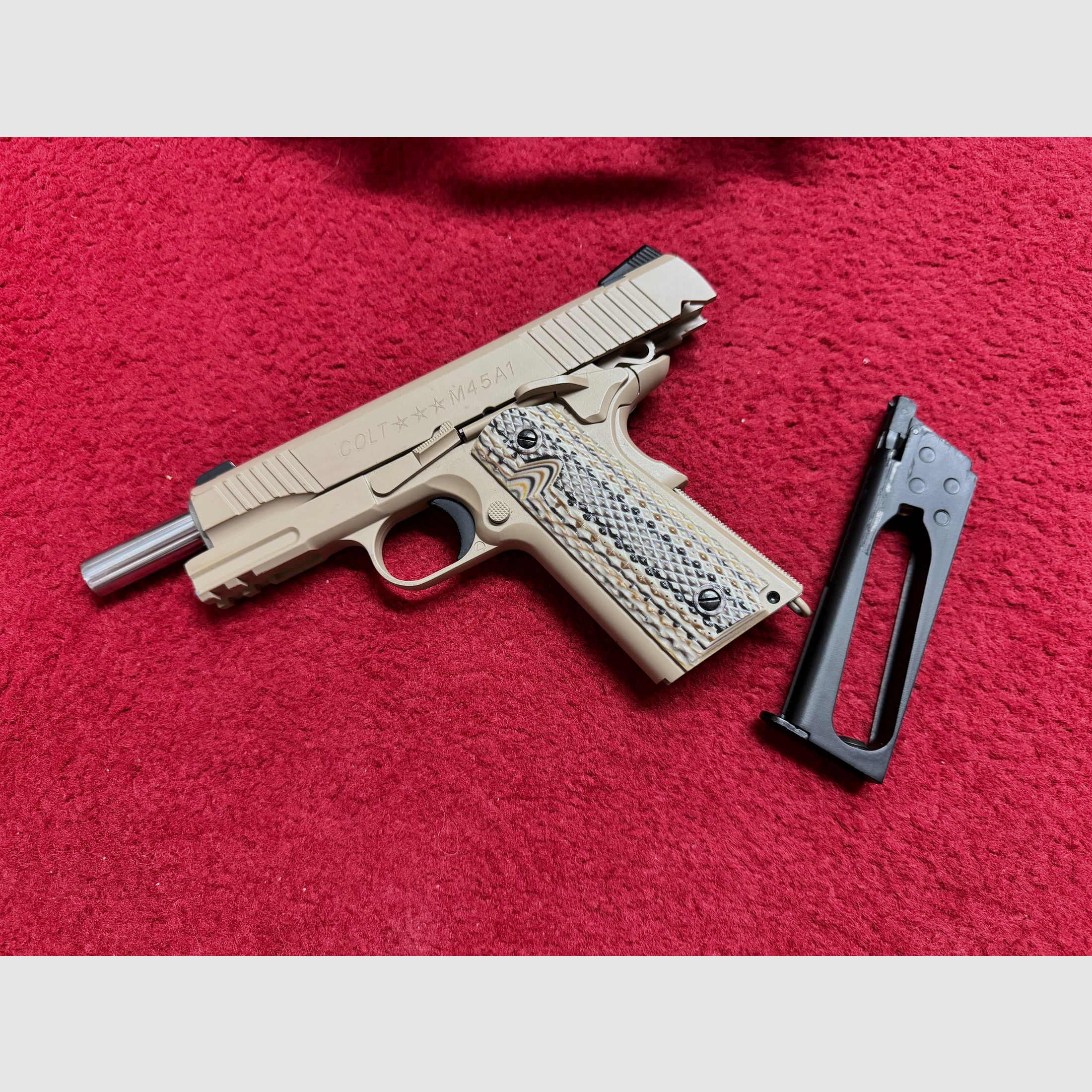 Cybergun 1911 M45A1 Tan Co² GBB 6mm like new with case and original packaging
