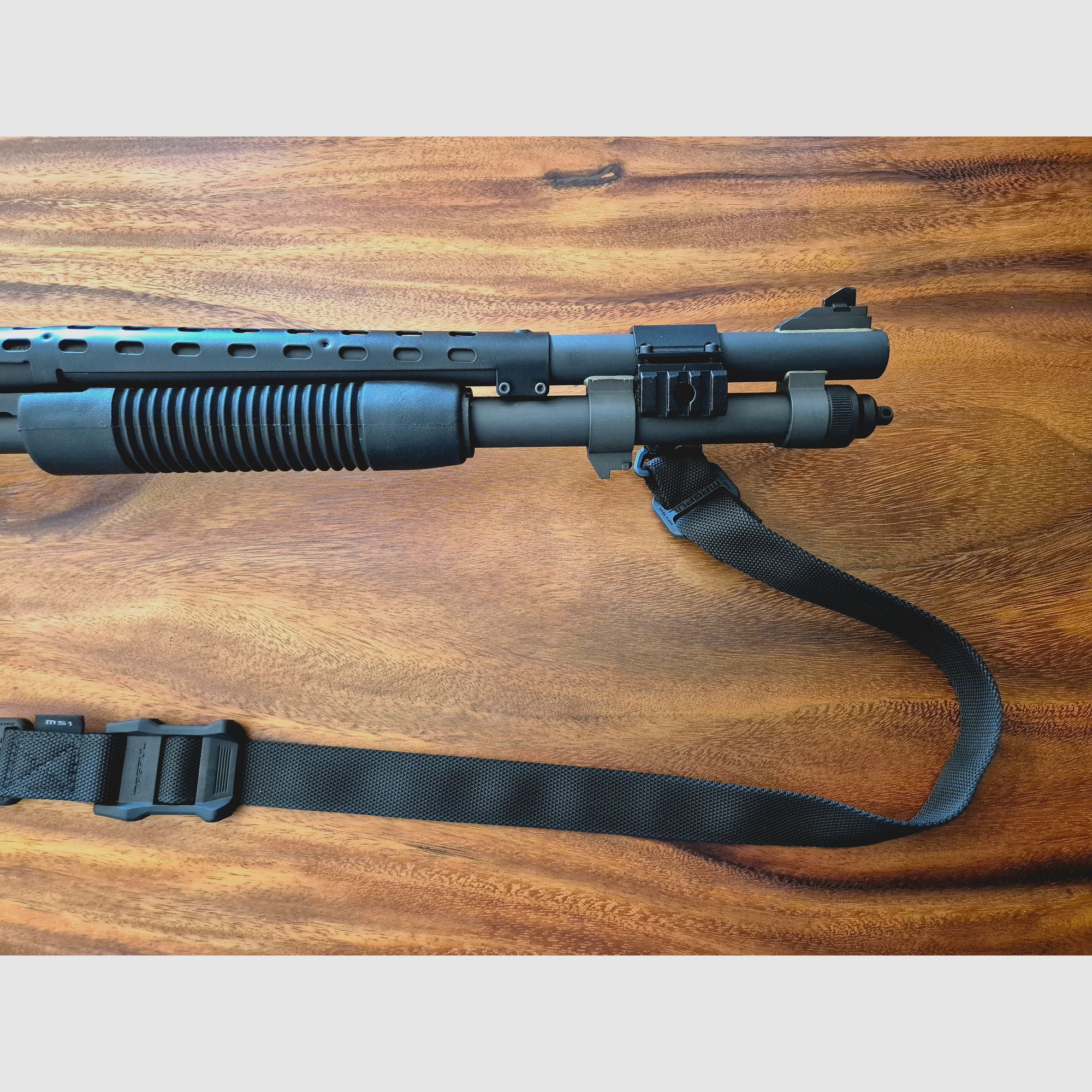 Mossberg M590A1 Ghost Ring Tactical 12/76 Mag. inkl. Magpul Schaft/Sling, Patronenhalter und Laufhitzeschild – Neu und unbenutzt