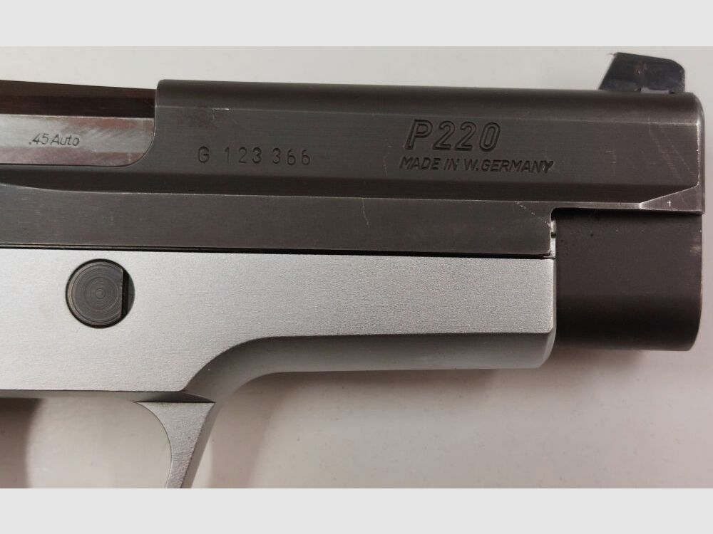 SIG SAUER DEFEKT Halbautom. Pistole SIG SAUER P220 Bicolor Schwarz/Silber im Kaliber .45ACP
