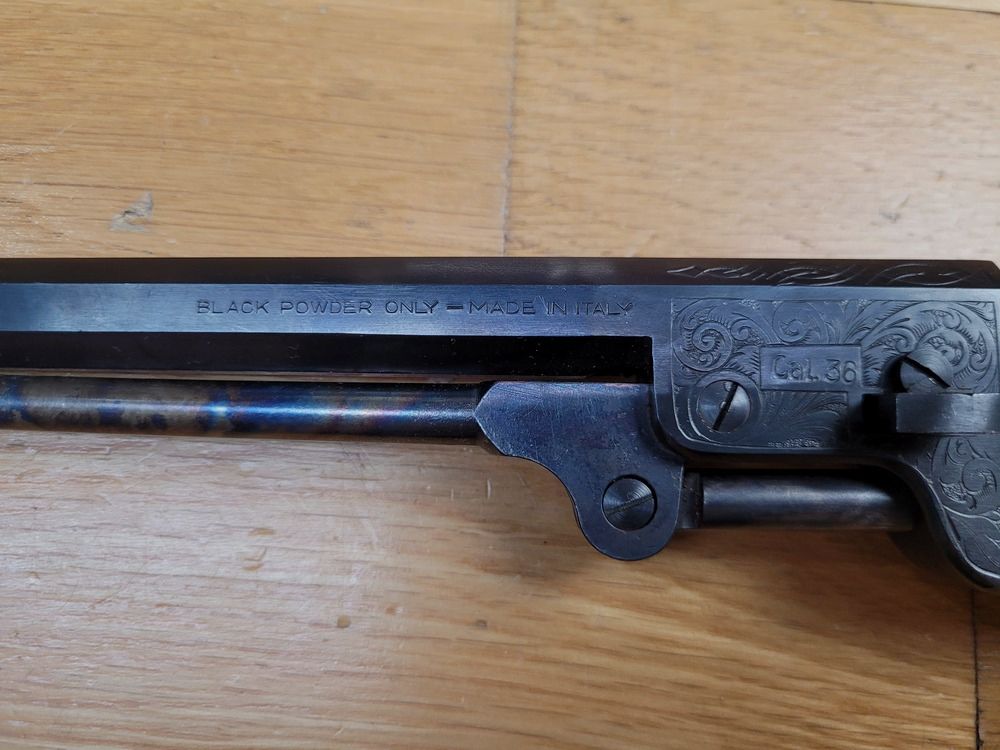 Très Beau Revolver Colt 1851 Pietta Poudre Noir – Modèle Navy – Très belle variante gravée – Canon 7,5 pouces – Calibre 36 – Arme de 1978 – TBE++, image 20 sur 22
