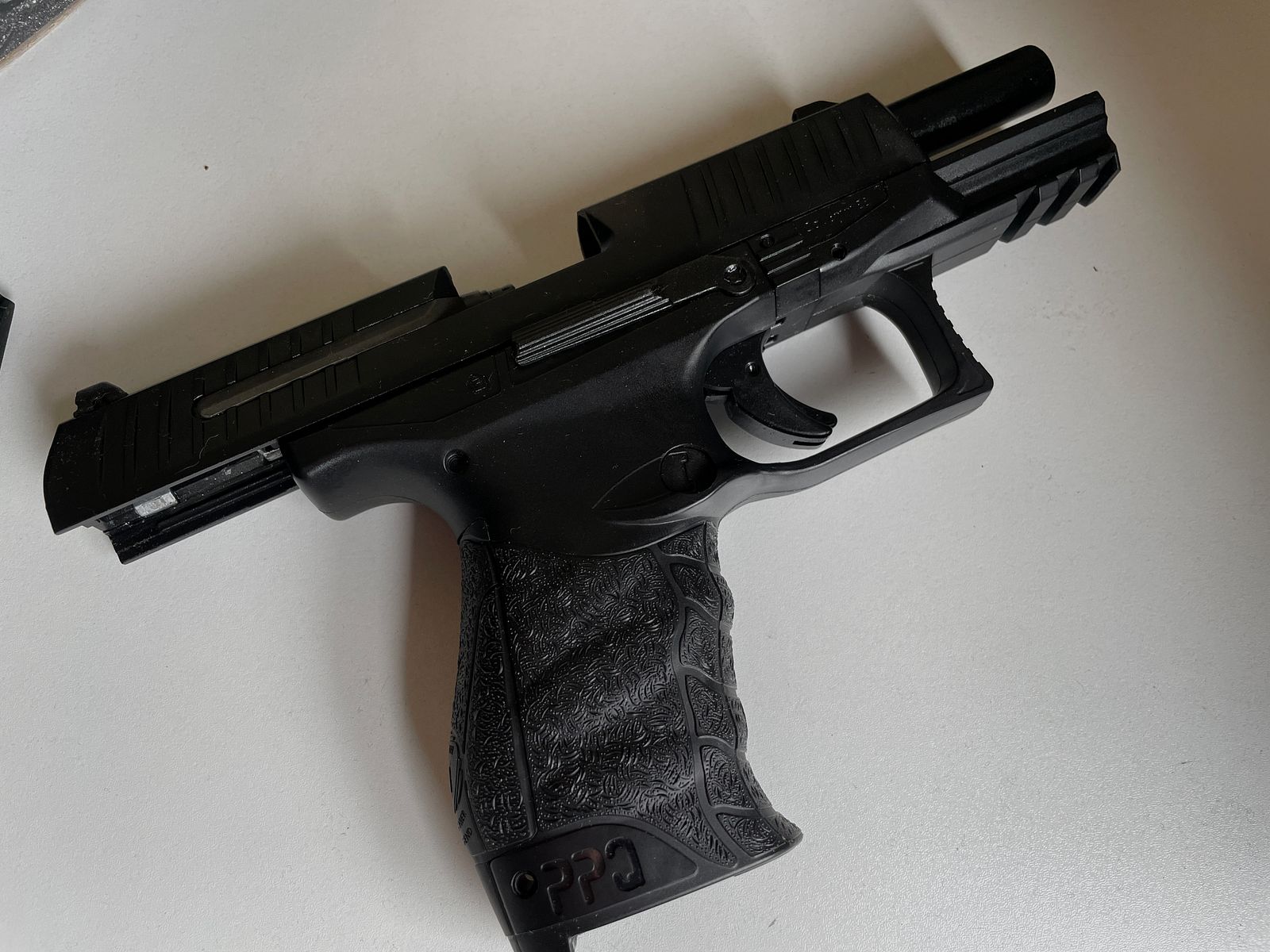 Walther PPQ Airsoft mit zwei Magazinen und Holster