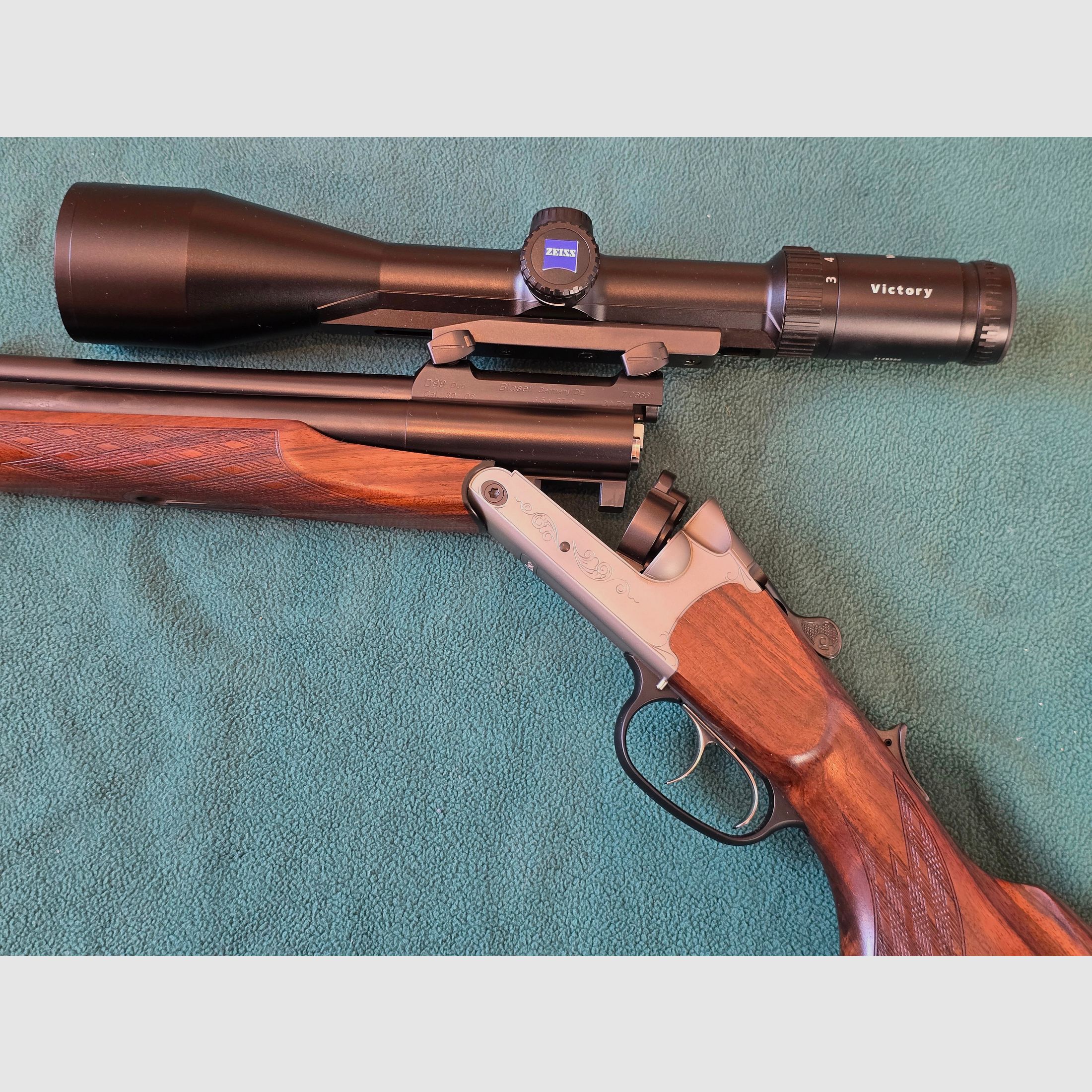 Blaser D99 Duo mit Blaser Sattelmontage und Zeiss Varipoint 3-12 ×56 Leuchtabsehen