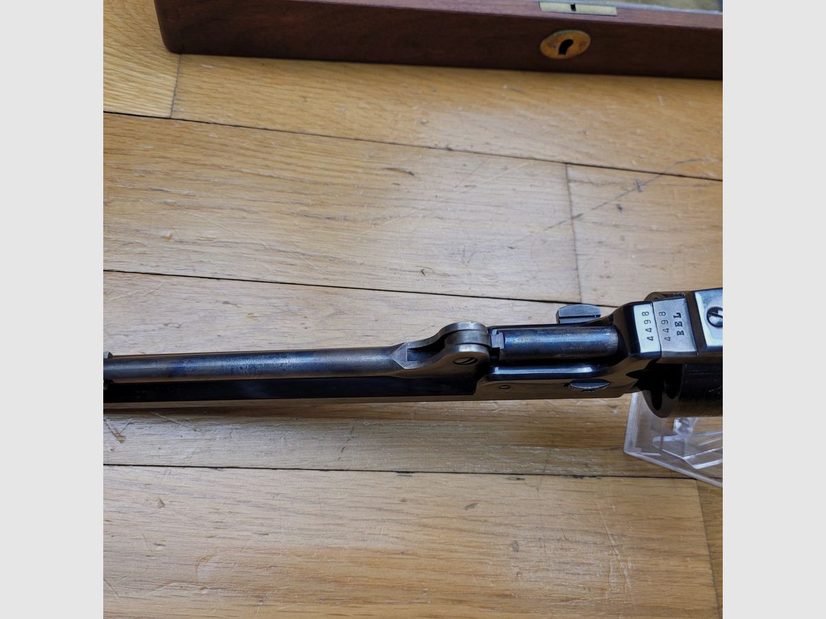 Colt Erinnerungsrevolver „Général Lee“ – Colt 2. Generation frühe Fertigung – Holzbox mit allen kompletten Zubehör – weniger als 4800 Exemplare für beide Versionen – Markierungen identisch mit den Originalen – Mechanik, Präsentation und Verarbeitung beispielhaft – TBE++, Bild 23 von 35