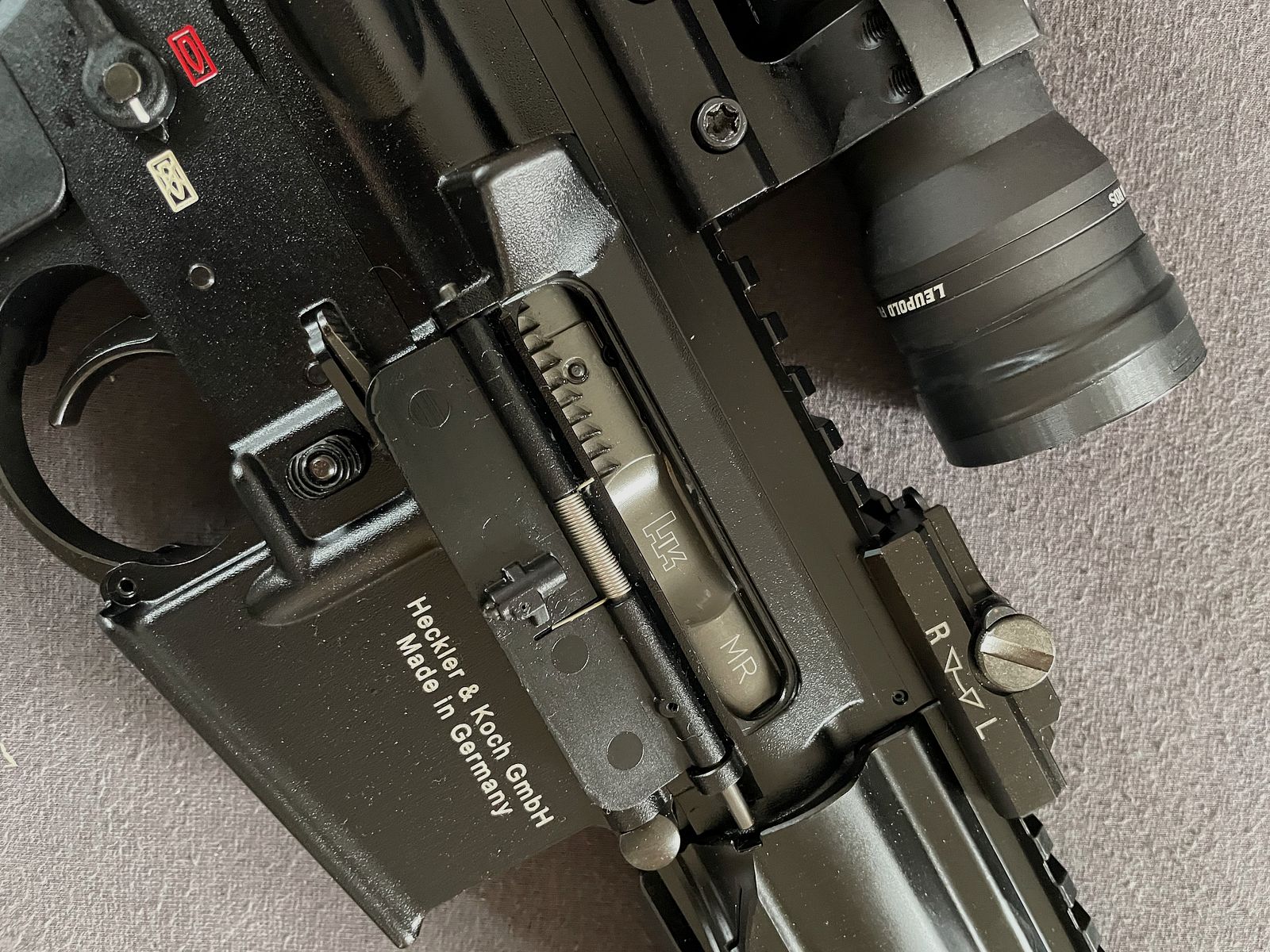 HK MR 223 + Leupold Reddot + accessoires, 551 schoten
