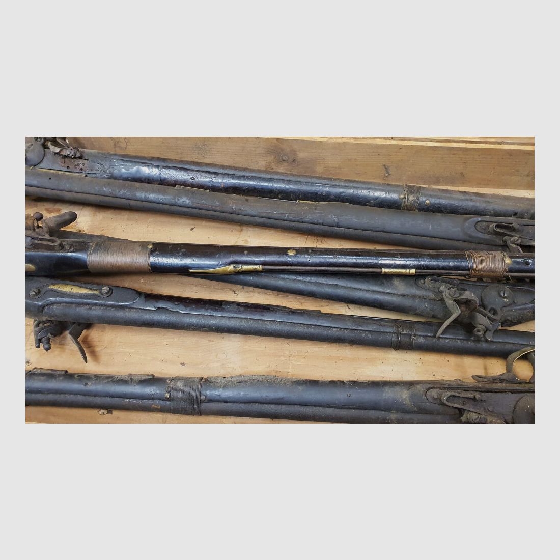 Fusils à silex britanniques pour la Royal Niger Company vers 1830 dans une caisse de transport