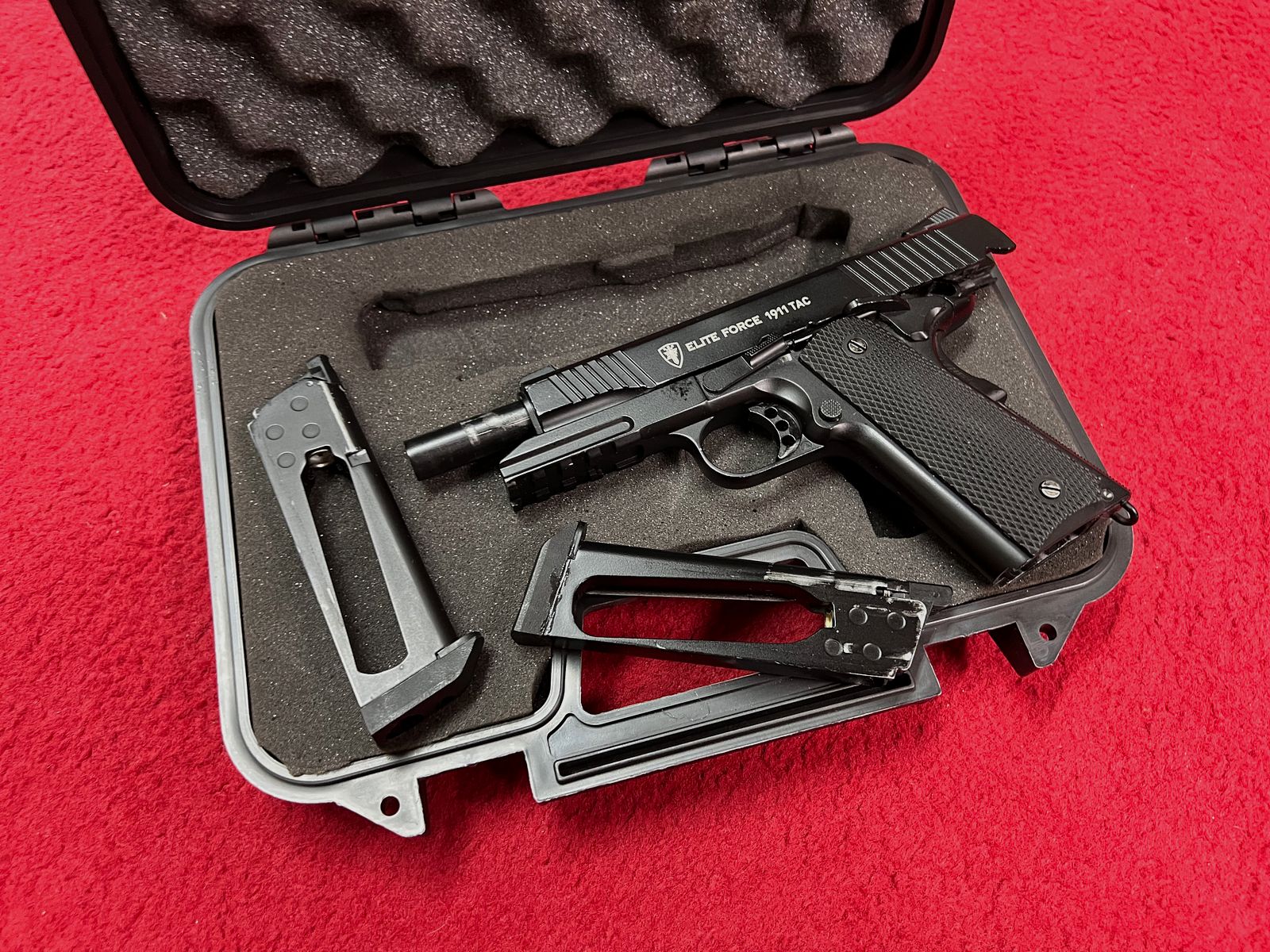 Umarex Elite Force 1911 TAC in zwart 6mm C02 versie met 2 magazijnen.