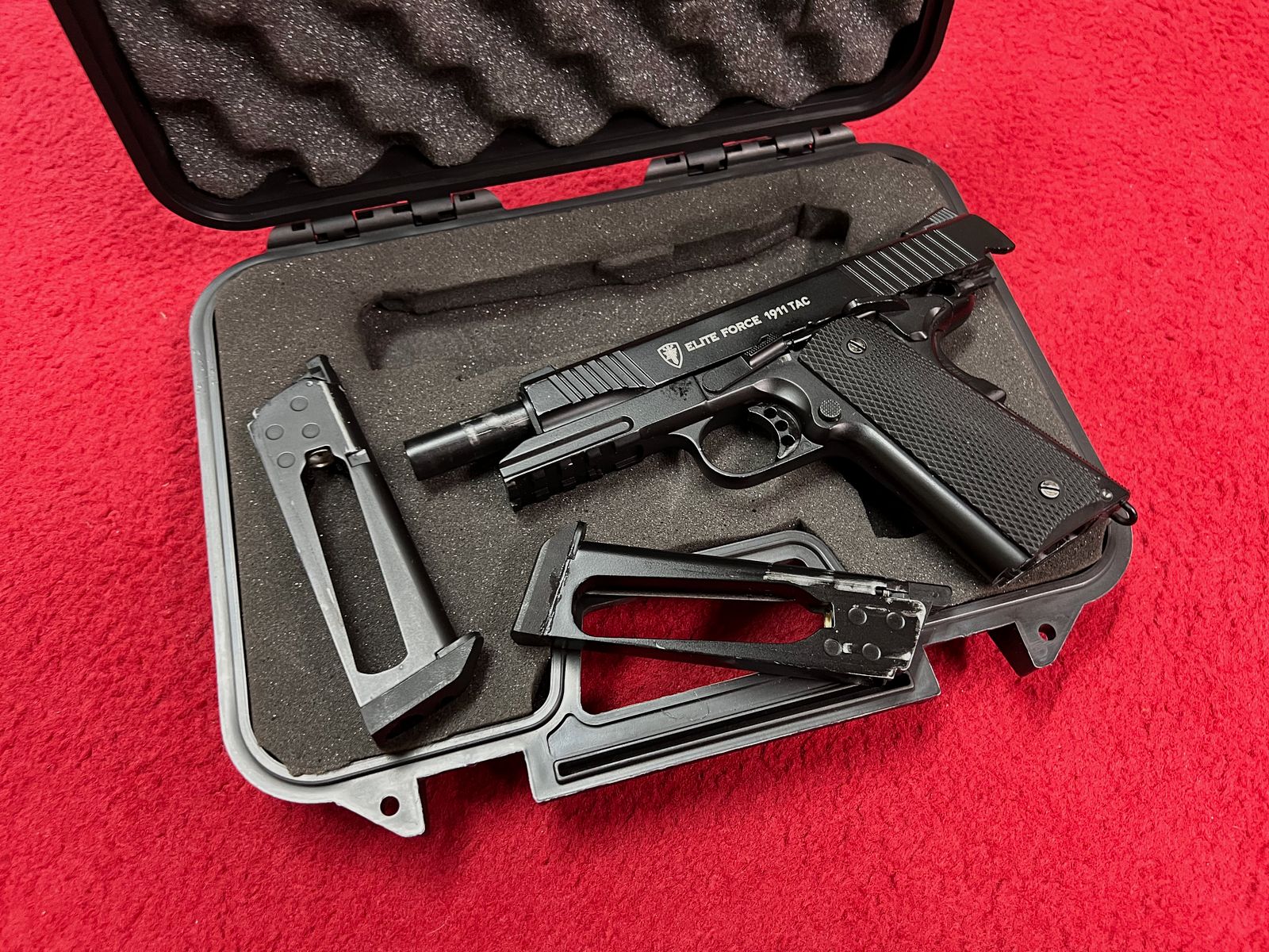 Umarex  Elite Force 1911 TAC in schwarz 6mm C02 Version mit 2 Magazinen.
