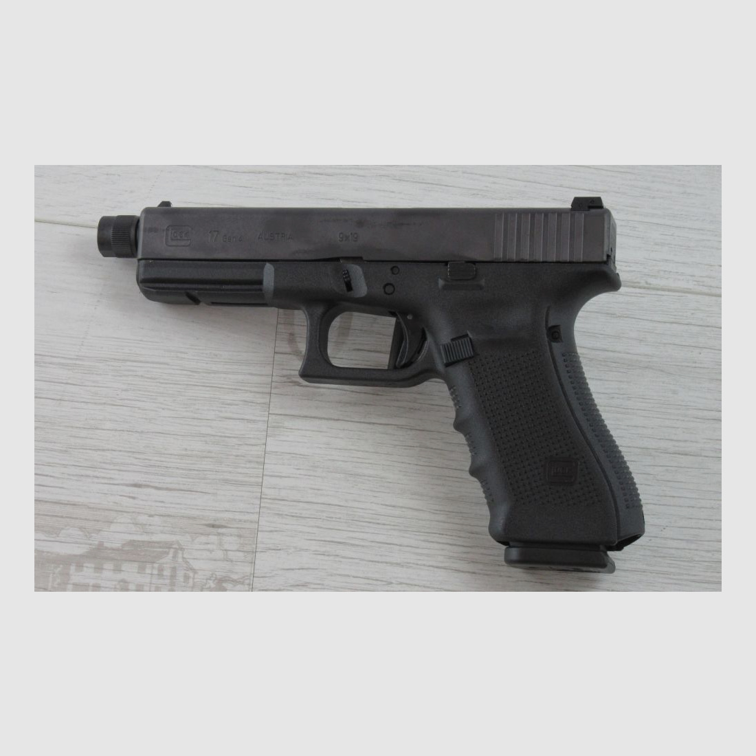 Glock Glock 17 Gen4 with threaded barrel