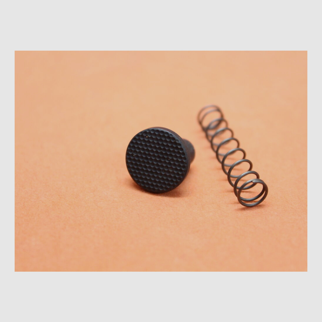 Power Custom AR-15: Magazine Release Button Oversized Power Custom Vergrößerter Magazinhalter.