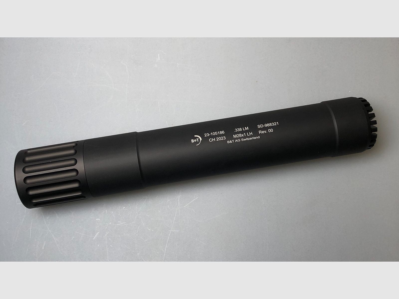 Schalldämpfer B&T AG Monoblock .338 Lapua Mag. , montiert über 3-Kammer Kompensator, Gewinde M28x1 Links, Multi-Y Endkappe zur optimierten Unterdrückung des Mündungsfeuers
